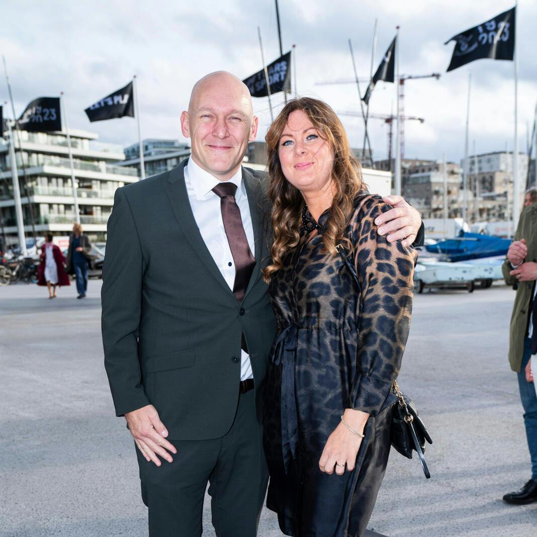 Smilet var bredt hos Thomas Gravesen, 47, da han for første gang præsenterede sin kæreste, frisøren Liane Bagger Hansen, for offentligheden. Parret har været sammen i ”et par år”, bor under samme tag i Vejle – og har et barn.