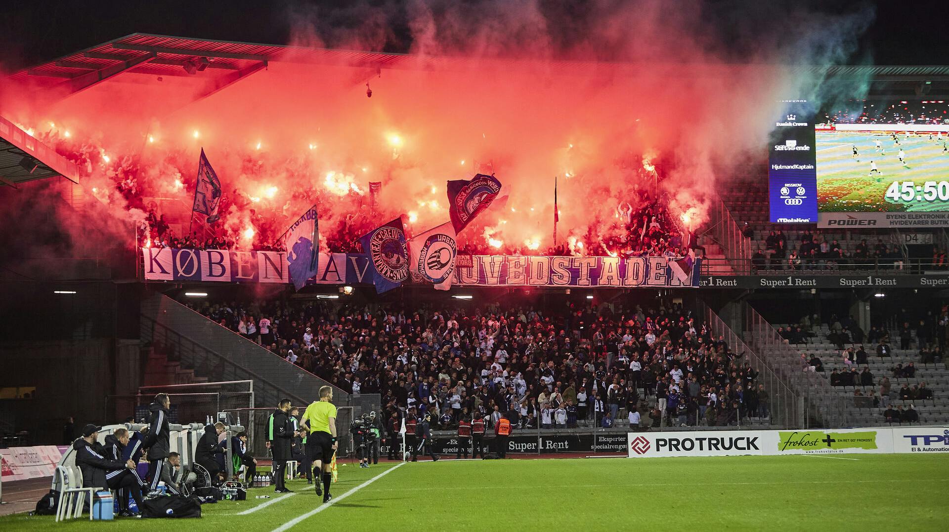 FCK fans under superligakampen mellem AGF og FC København i Ceres Park i Aarhus, søndag den 8. oktober 2023.. (Foto: Mikkel Berg Pedersen/Ritzau Scanpix)