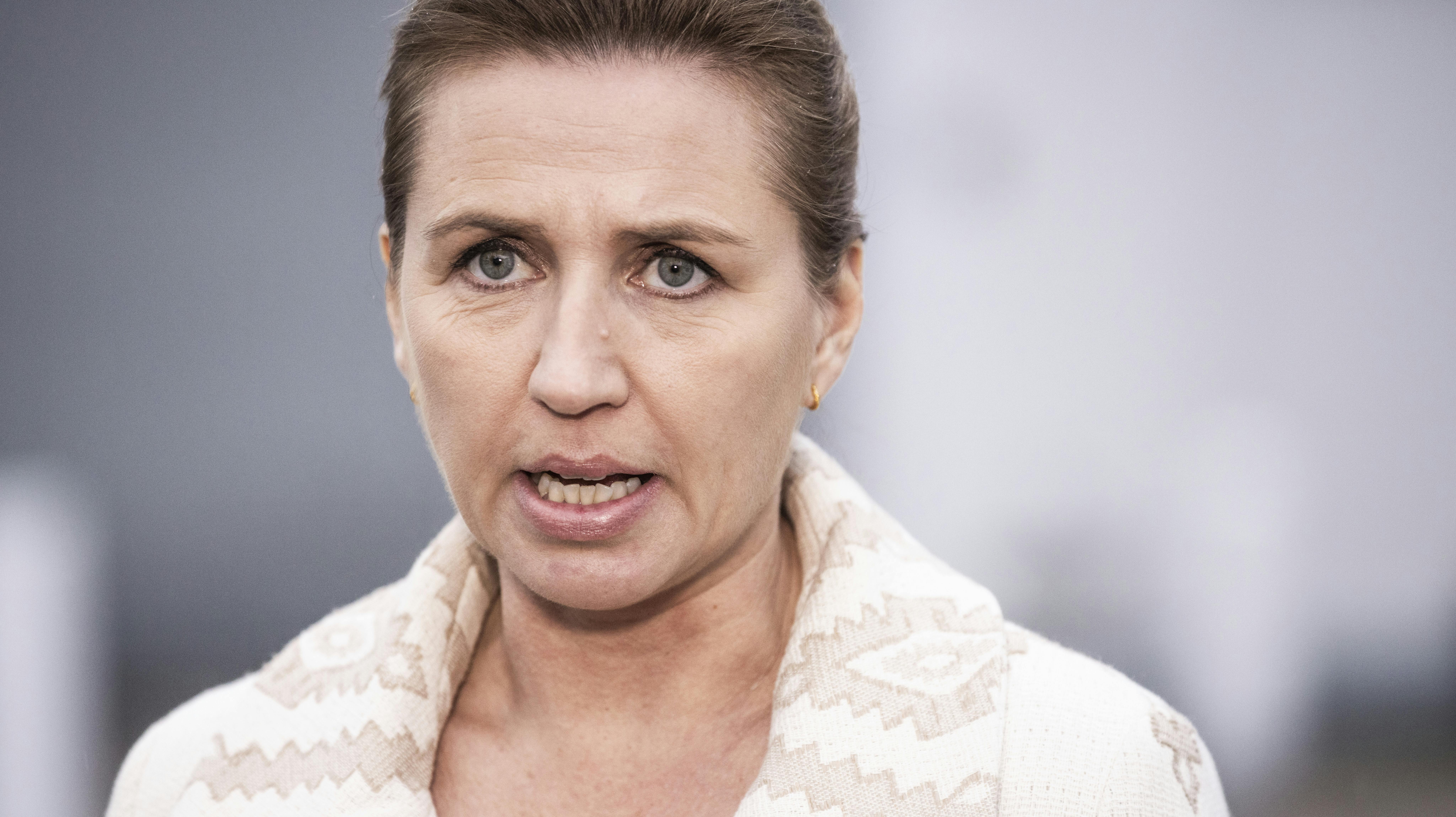 Statsminister Mette Frederiksen (S) irettesatte tirsdag en journalist, som spurgte til de civile tab på den palæstinensiske side i konflikten efter weekendens angreb.