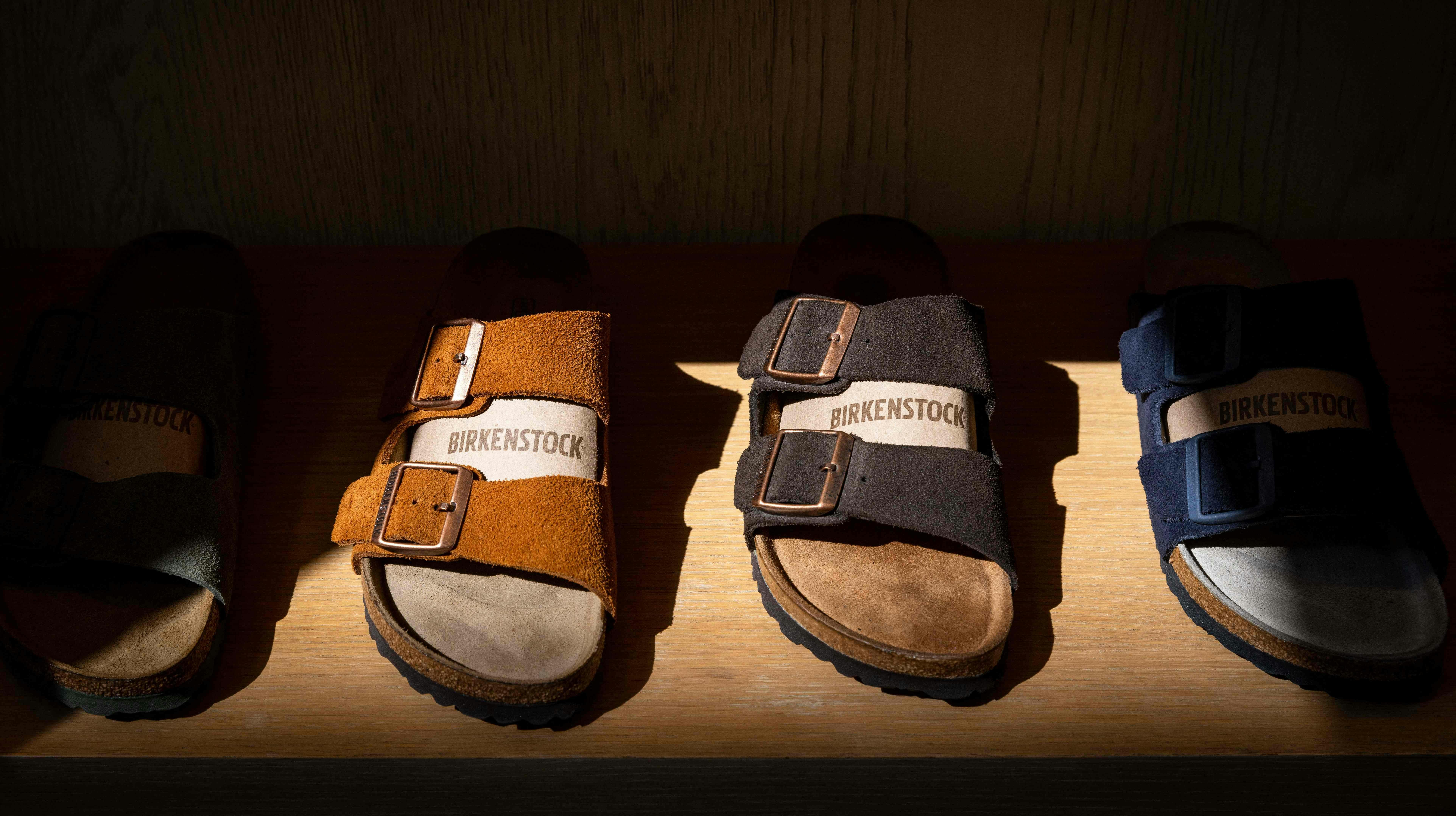 De populære sandaler er her, der og alle vegne – og nu også på børsen.