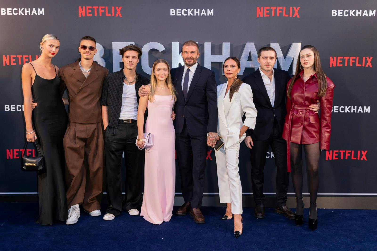 Den enorme Beckham-klan, der mødte op til dokumentarens premiere, består af Mia Regan – kæreste med Romeo, 21 – Cruz, 18, Harper, 12, Brooklyn, 24, og hans kone, Nicola Peltz, 28.