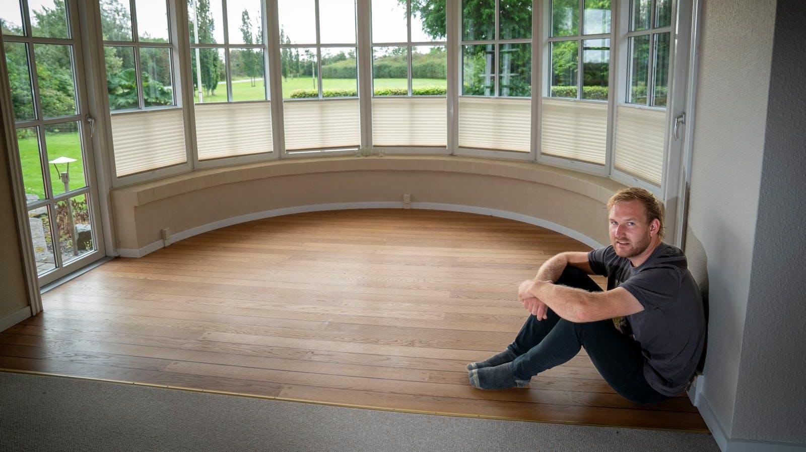 Møblementet er stadig sparsomt på Carstens landsted ved Nørre Nebel. – Jeg går og håber, at der kommer en pige, som har lyst til at indrette huset indenfor. Jeg er åben for, at hun må slå sig løs herinde, kommer det med et grin Carsten.