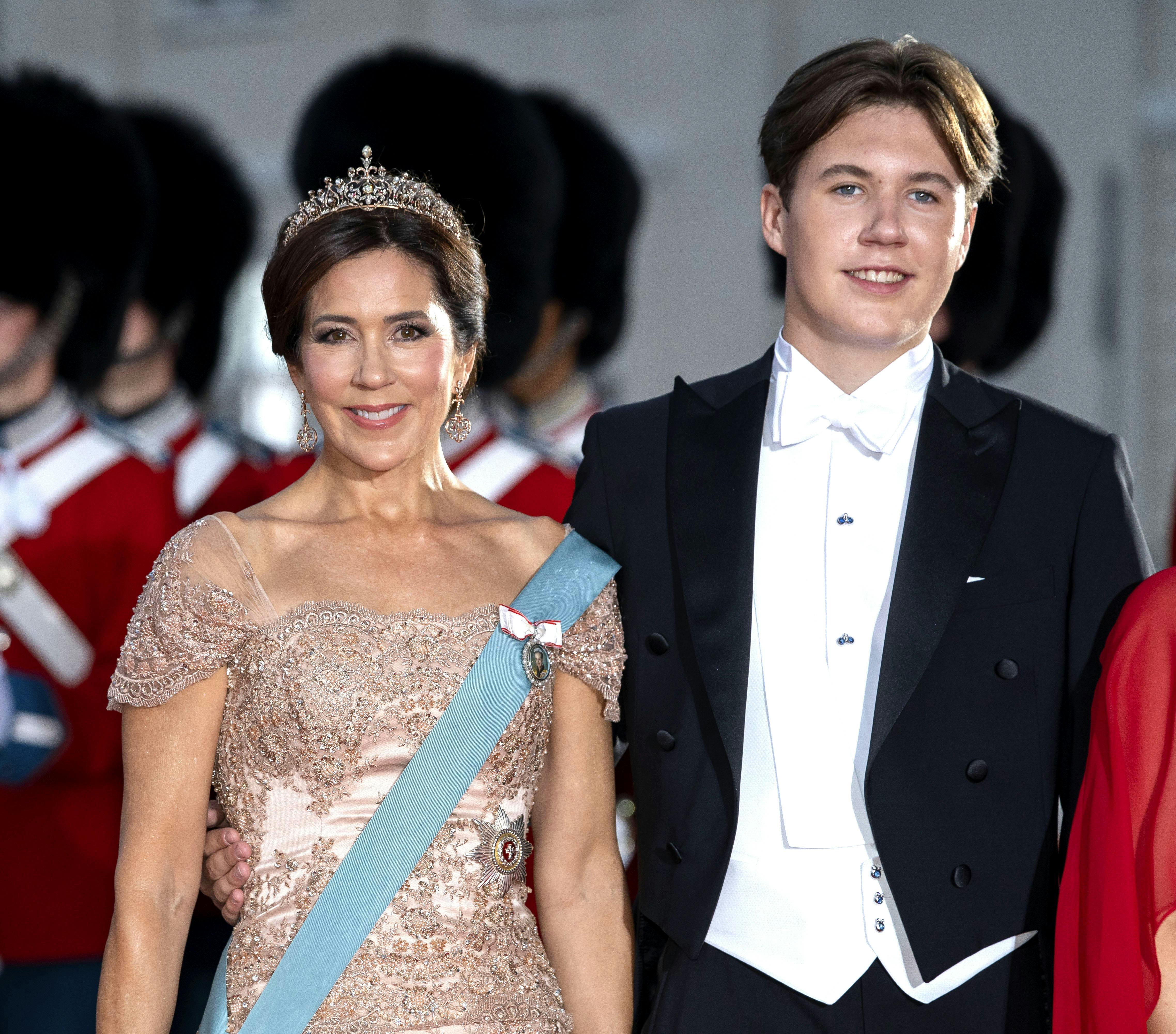 Kravet til tøjet for alle deltagere hedder ”galla b” – så Christian og co. forventes at komme i kjole og hvidt, ganske som han gjorde til sin farmors festaften ved hendes 50-års regeringsjubilæum sidste år.