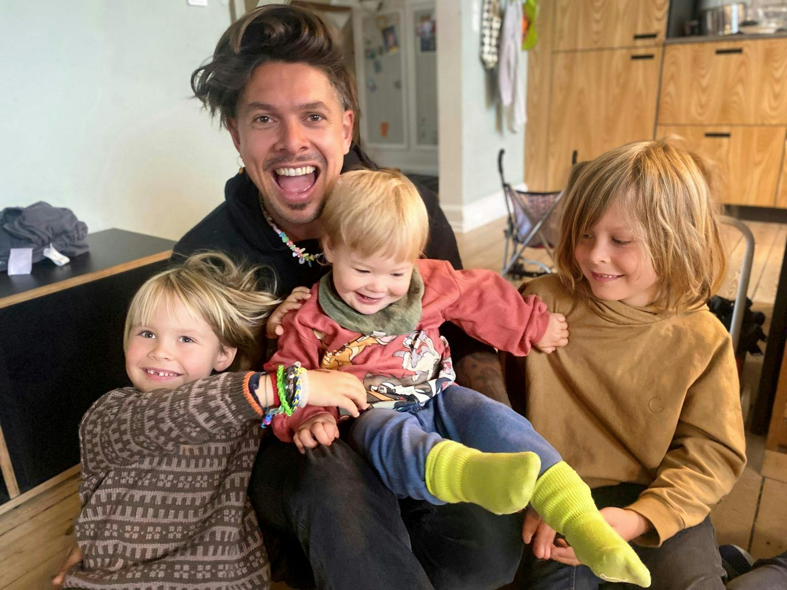 Det bedste Mattias ved er, at være sammen med sine tre børn. – Jeg når ikke noget, men vi er bare sammen hele dagen, og det giver meget mere mening for mig end at være på arbejde, siger den glade far til Ejner Bob, Soleima og Carl-Egon.