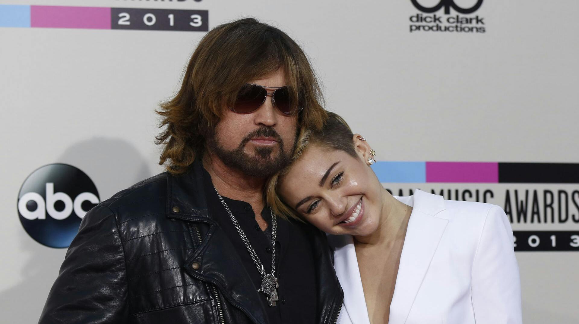 Singer Miley Cyrus and her father Billy Ray Cyrus arrive at the 41st American Music Awards in Los Angeles, California November 24, 2013. REUTERS/Mario Anzuoni (UNITED STATES - Tags: ENTERTAINMENT) (AMA-ARRIVALS)