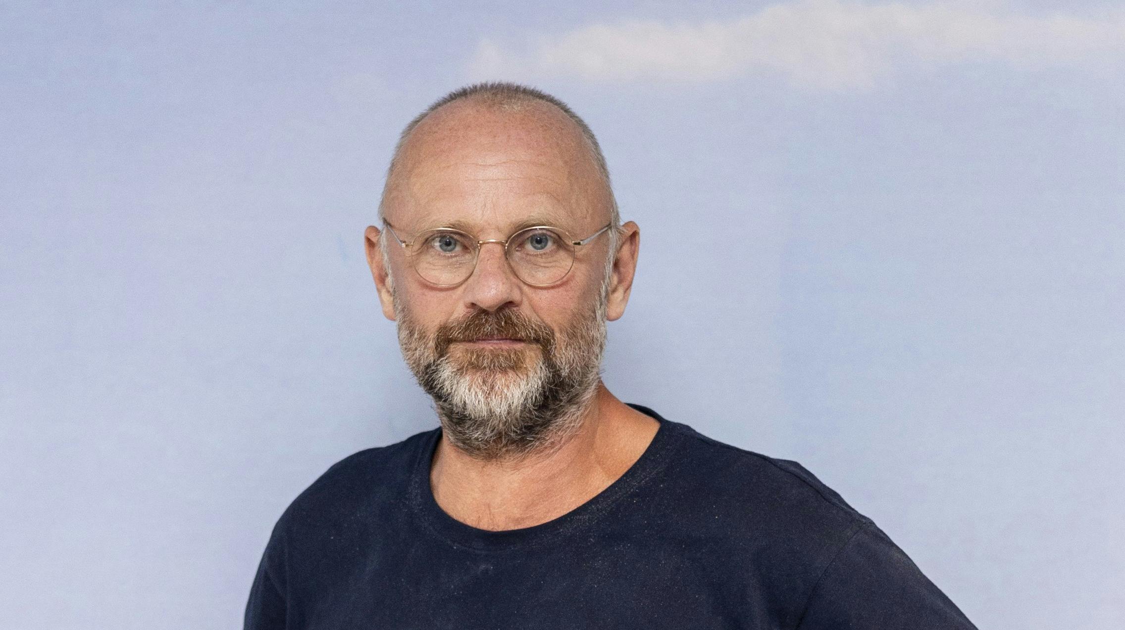 Henrik Qvortrup har ikke meget at smile af lige for tiden. Han er nemlig blevet indlagt igen. 