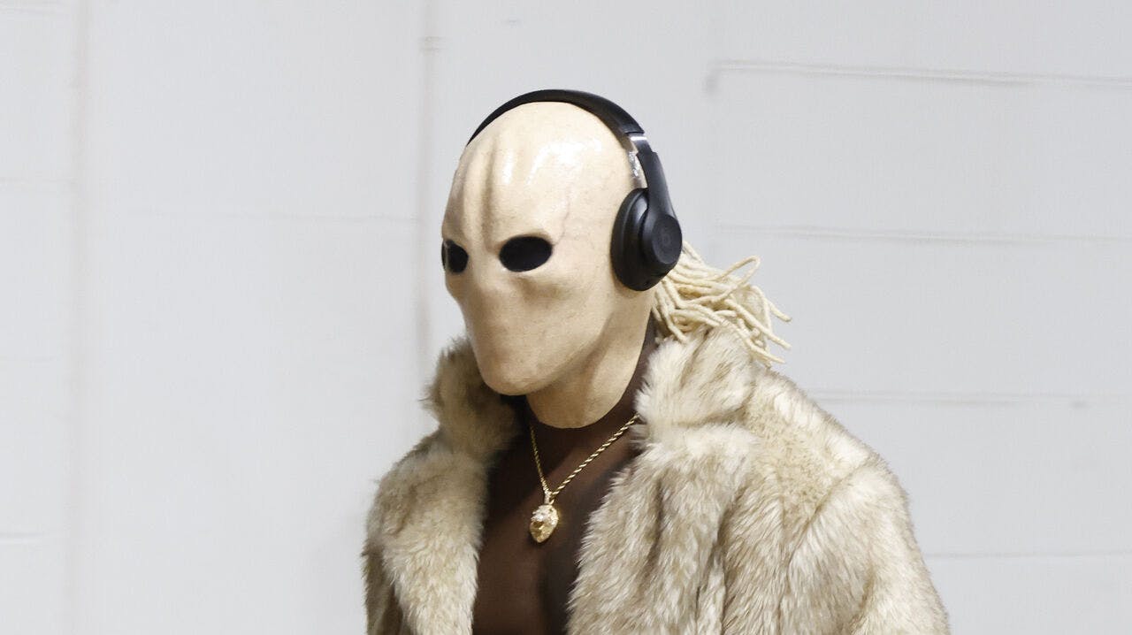 David Njoku havde dækket ansigtet til med en alien-agtig maske før han skulle på banen for Cleveland Browns.