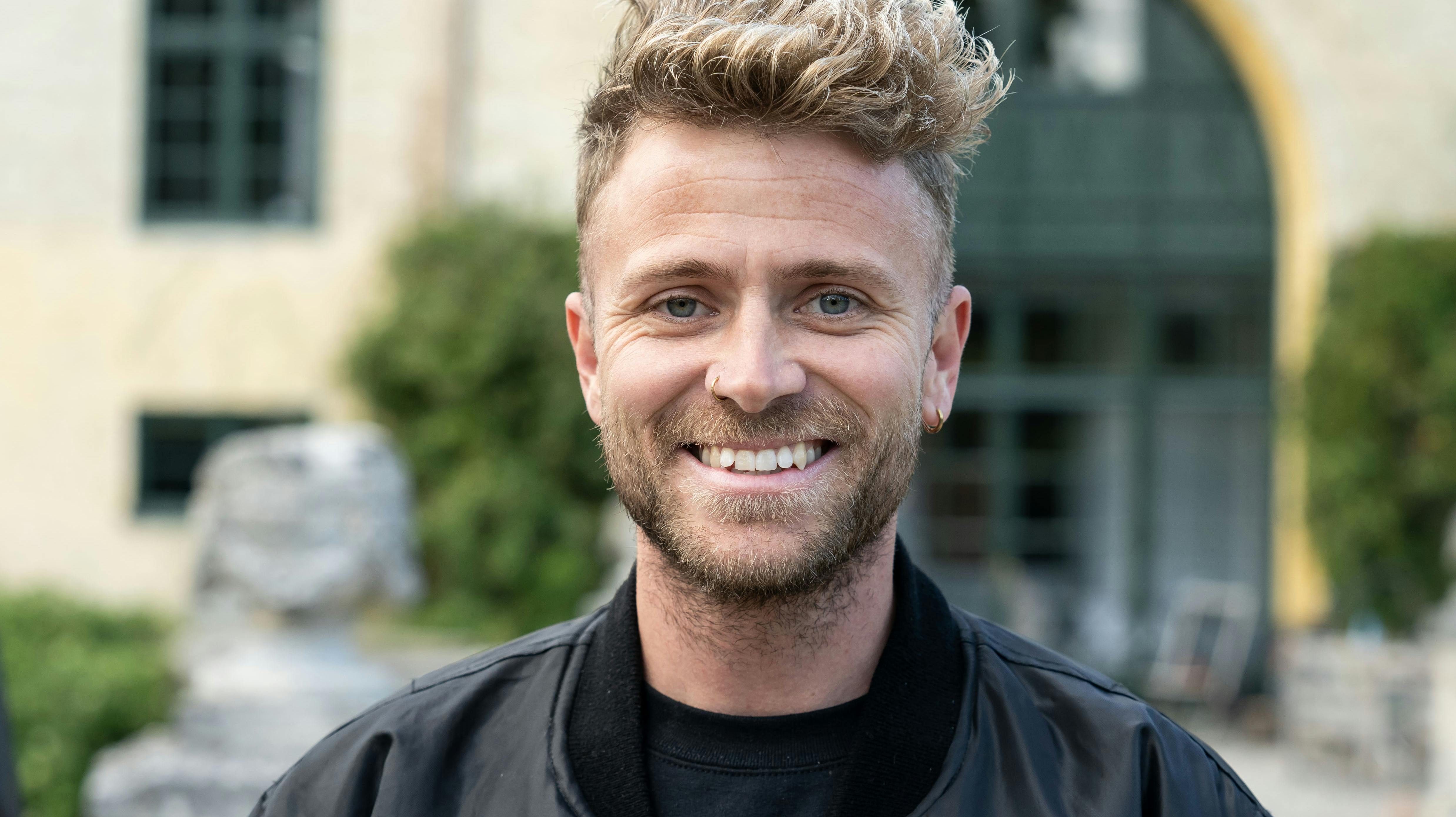 OPGAVE: Premiere på MØD MIG PÅ CASSIOPEIA i slotsgården på Gjorslev Slot. Her Tim SchouSTED: Gjorslevvej 22, GjorslevJOURNALIST: Ulrik UlriksenFOTOGRAF: Hanne JuulDATO: 20230727