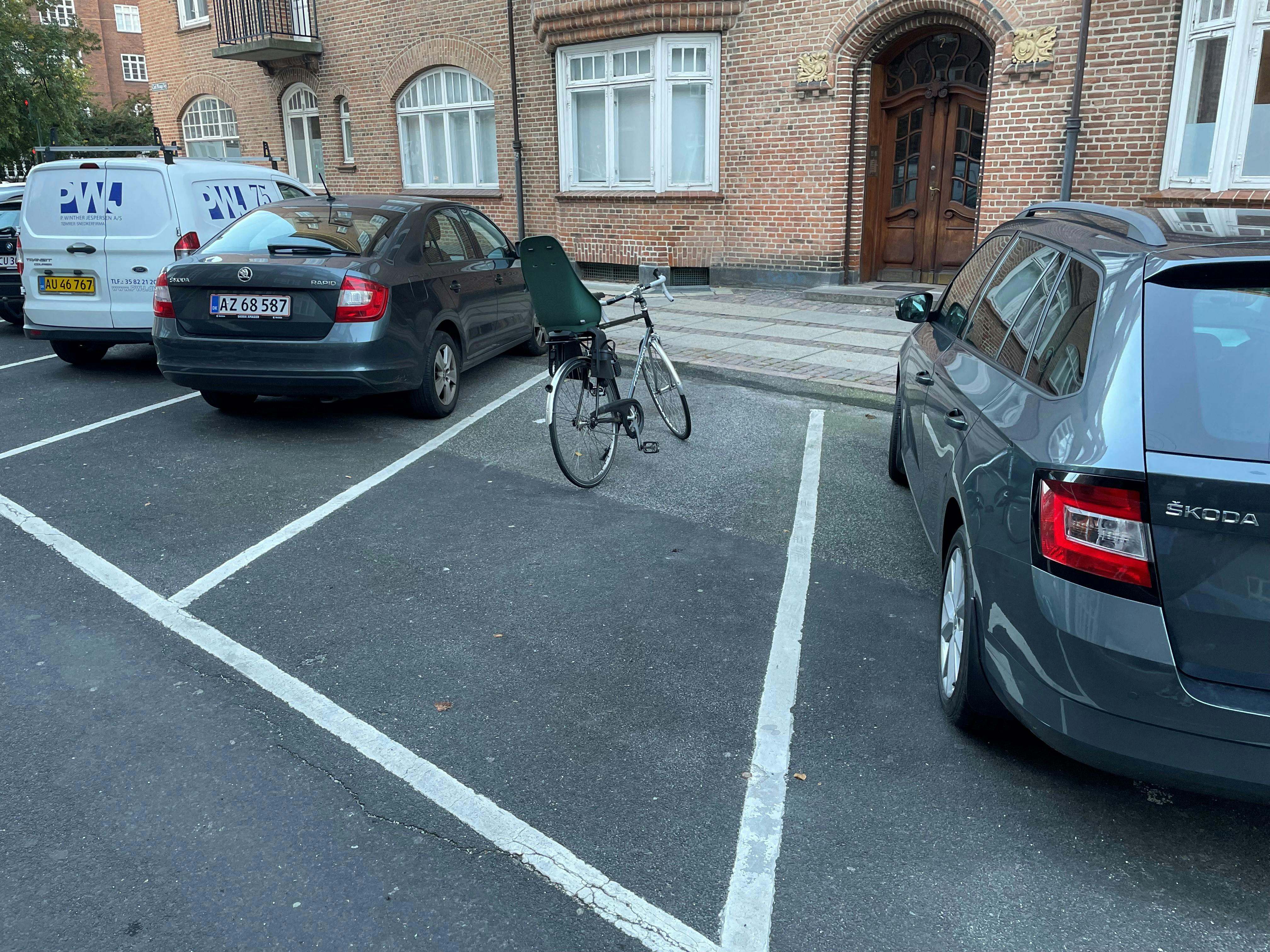 Man må gerne parkere sin cykel på en af bilernes p-pladser.