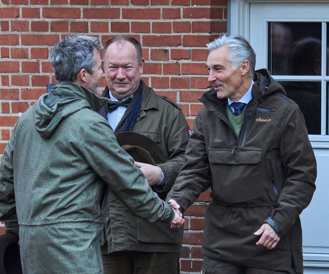 Den nye formand for Jagtejendommen i Trend, Carsten With Thygesen, hilser her på kronprins Frederik i forbindelse med en jagt i Gludsted plantage i midtjylland.