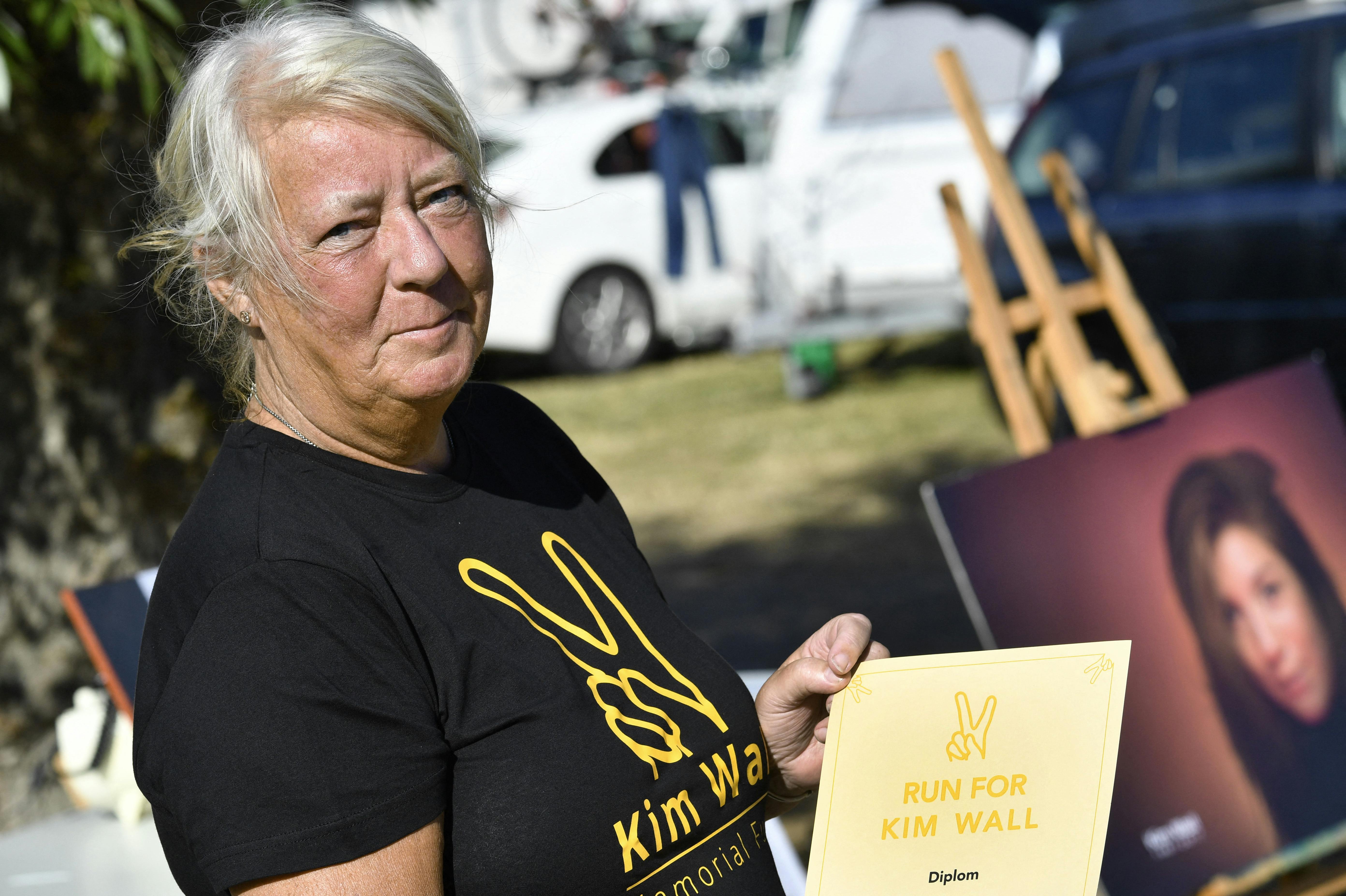 Kim Walls mor, Ingrid Wall, står med et diplom til mindeløbet for Kim Wall. Løbet holdes hvert år for at mindes dræbte Kim Wall. Her løbet Jens Møller også med.