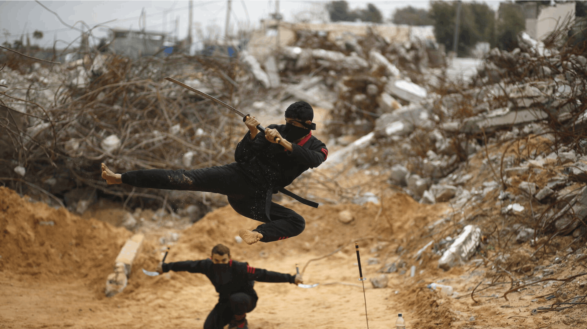 Modsat disse unge mennesker, så virkede "ninjaerne" i Hinnerup fulde, og de var heller ikke klædt på samme måde.