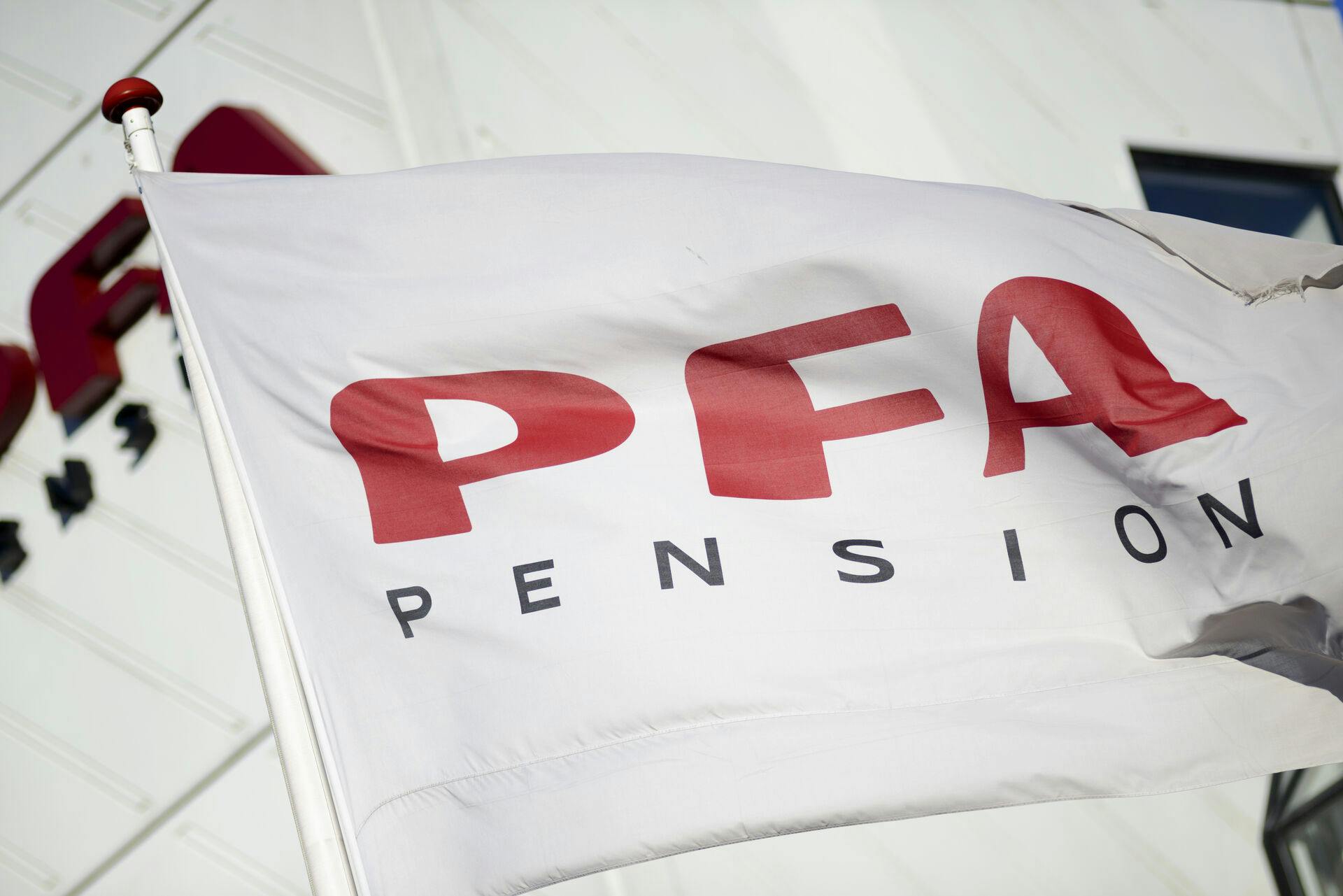 Flag med PFA Pension foran PFA i Sundkrogsgade.