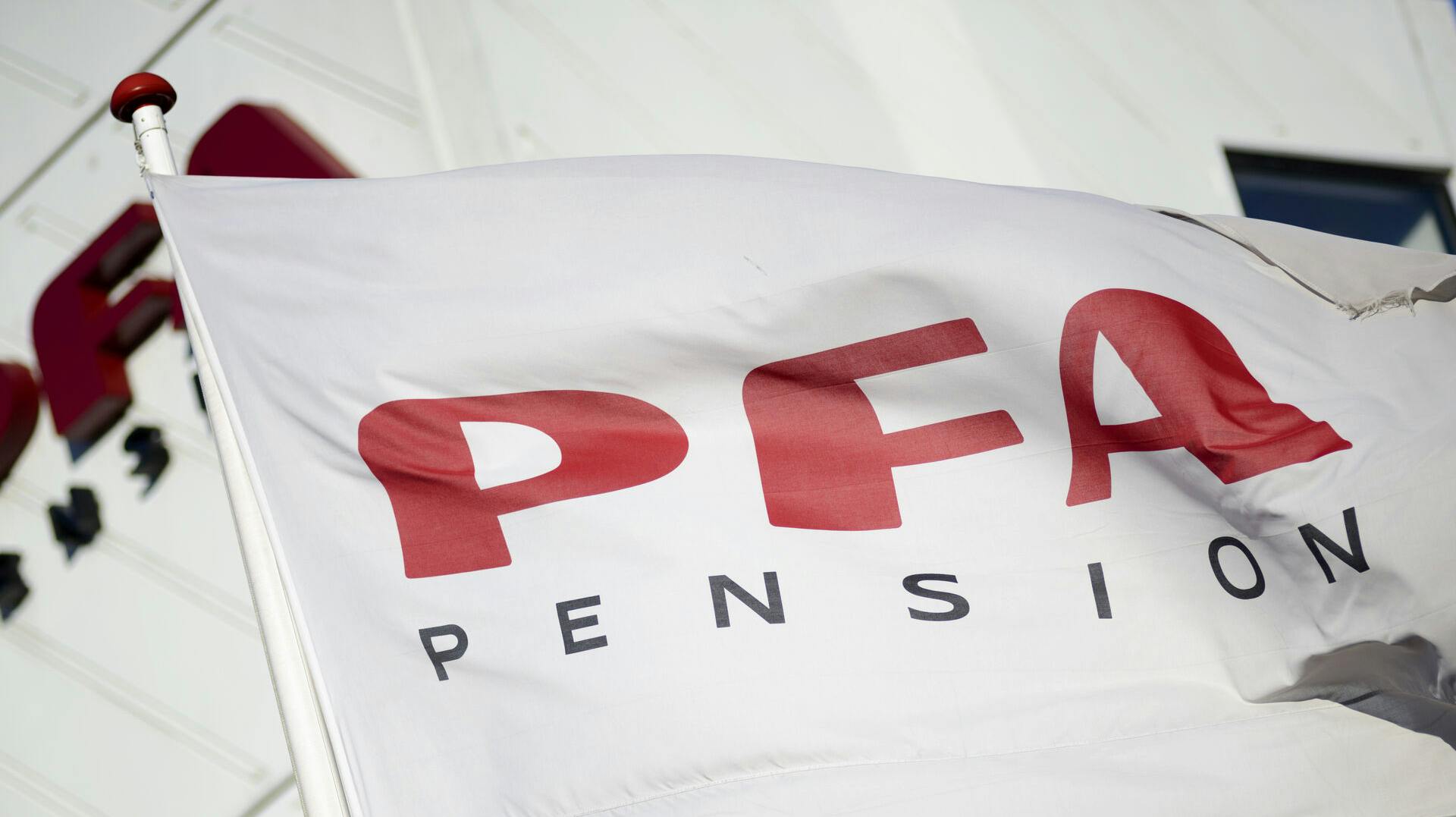 Flag med PFA Pension foran PFA i Sundkrogsgade.