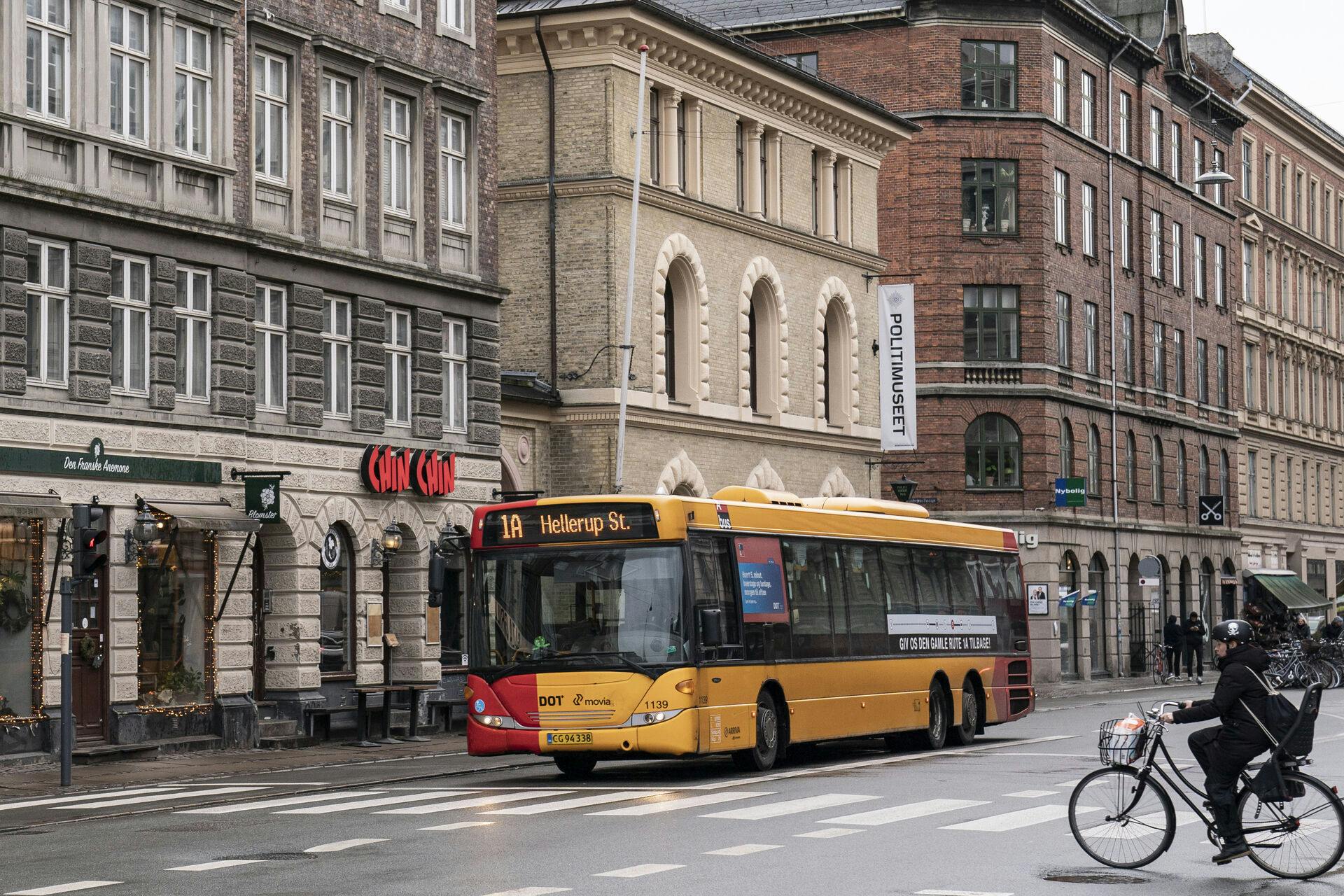 Politiet har været med buskontrøllerne på job for at sikre, at folk uden billet ikke stak af.