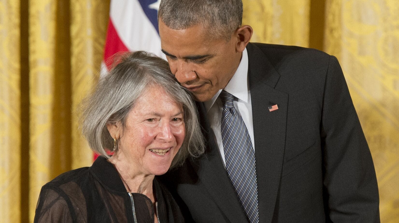 Louise Glück har også fået en medalje overrakt af Barack Obama, da han var præsident for USA.