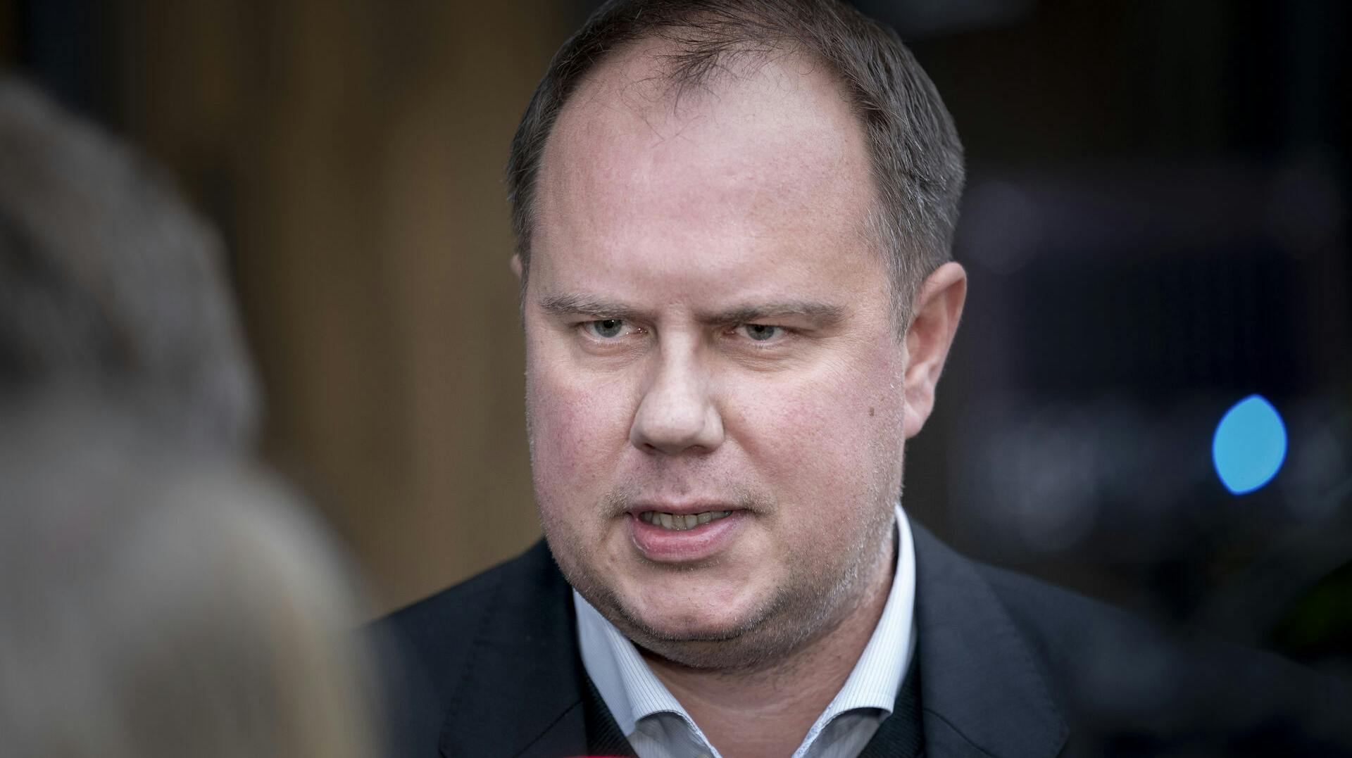 Retssagen mod Morten Messerschmidt fortsætter ved Retten på Frederiksberg, fredag den 2. december 2022. Martin Henriksen forlader retten. (Foto: Liselotte Sabroe/Ritzau Scanpix)