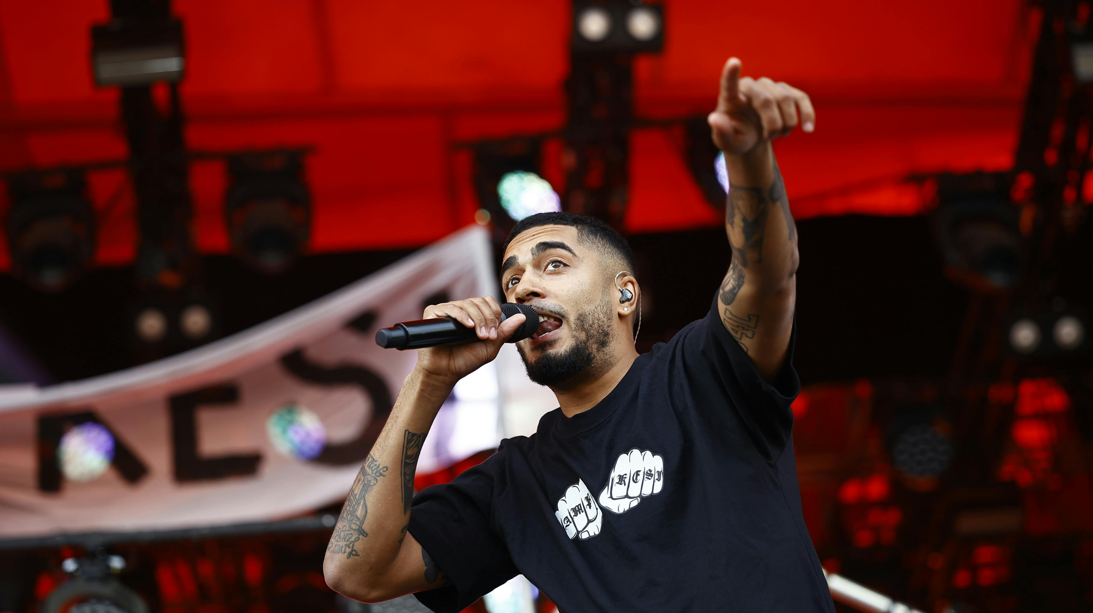 Musikeren Kesi fortæller nogle sårbare sandheder i sit nye program "Kesi 30". 