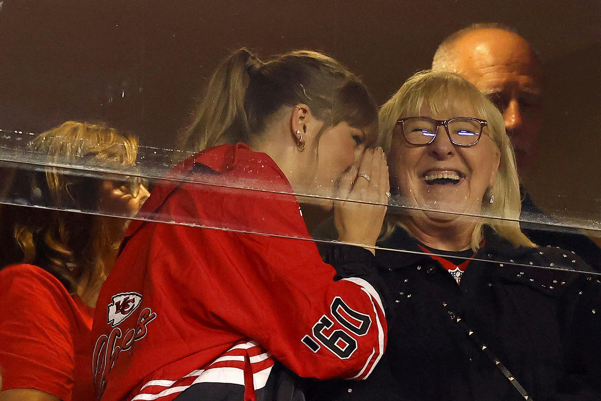 KANSAS CITY, MISSOURI - OCTOBER 12: Taylor Swift and Donna Kelce look on before the game between the Kansas City Chiefs and the Denver Broncos at GEHA Field at Arrowhead Stadium on October 12, 2023 in Kansas City, Missouri. David Eulitt/Getty Images/AFP (Photo by David Eulitt / GETTY IMAGES NORTH AMERICA / Getty Images via AFP)