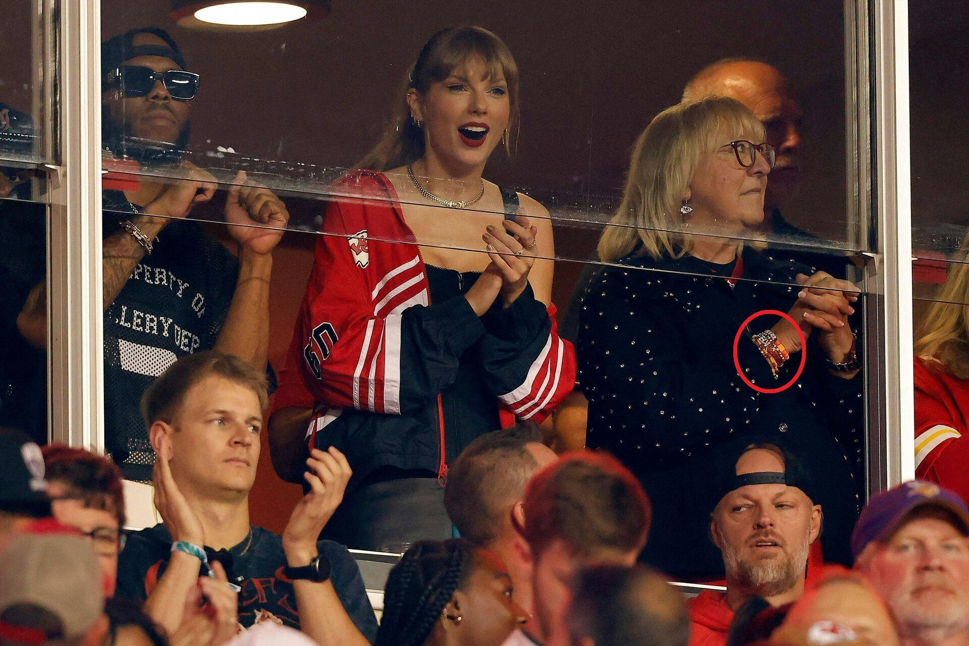 KANSAS CITY, MISSOURI - OCTOBER 12: Taylor Swift and Donna Kelce cheer before the game between the Kansas City Chiefs and the Denver Broncos at GEHA Field at Arrowhead Stadium on October 12, 2023 in Kansas City, Missouri. David Eulitt/Getty Images/AFP (Photo by David Eulitt / GETTY IMAGES NORTH AMERICA / Getty Images via AFP)