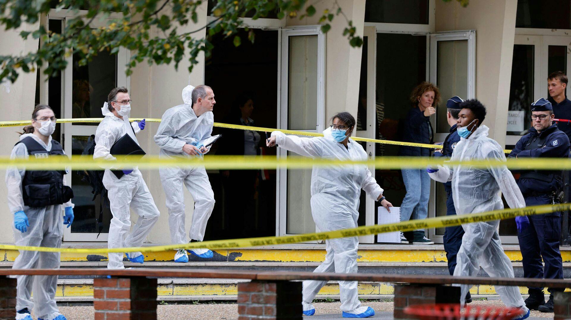 En person blev dræbt under et knivangreb på en skole i Frankrig.