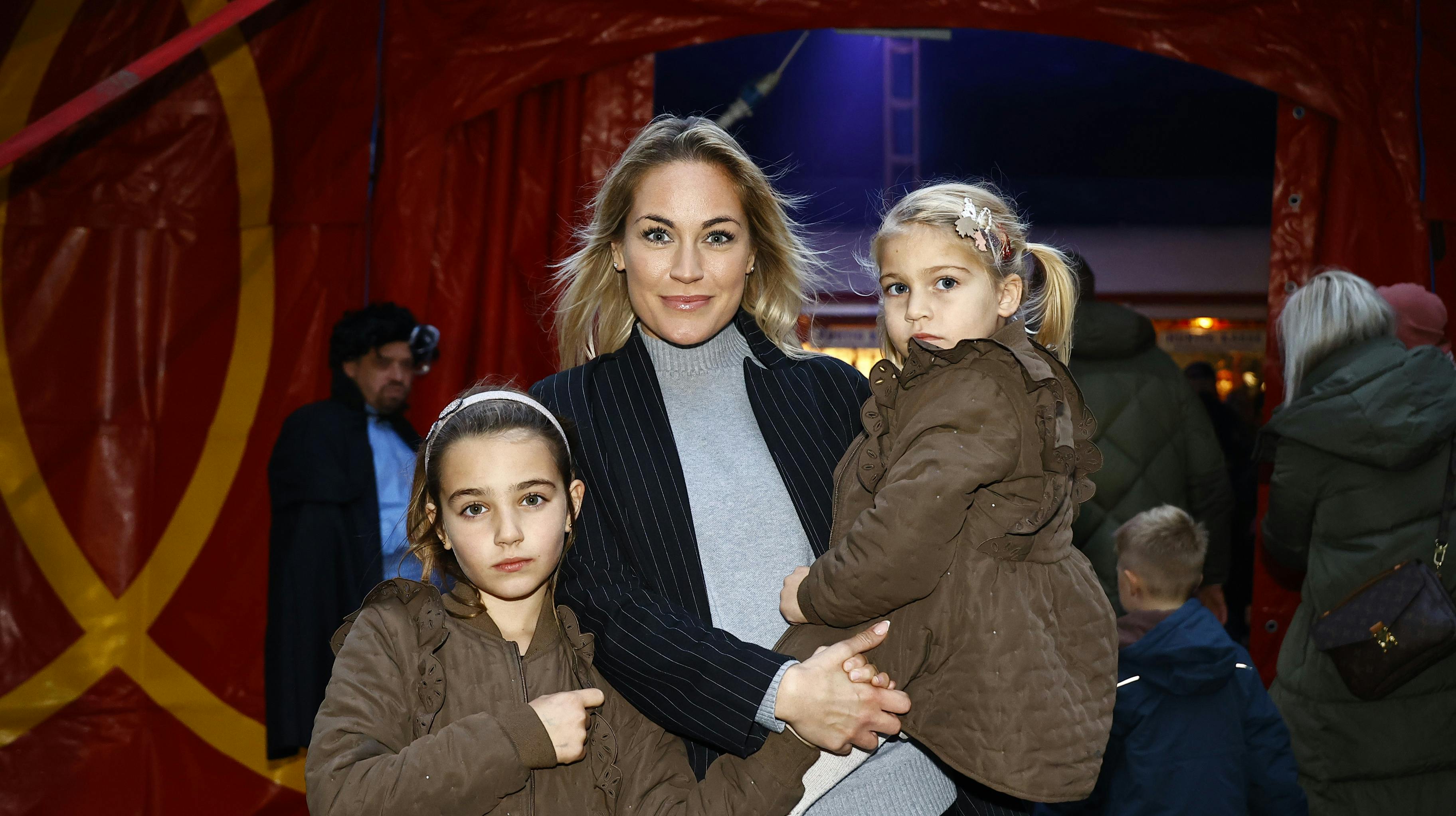 SE og HØR's udsendte spottede Amalie og Mikkel ankomme til cirkuspremiere sammen. De ville dog ikke stille op til foto, så det klarede Amalie sammen med Hannah og Josephine 