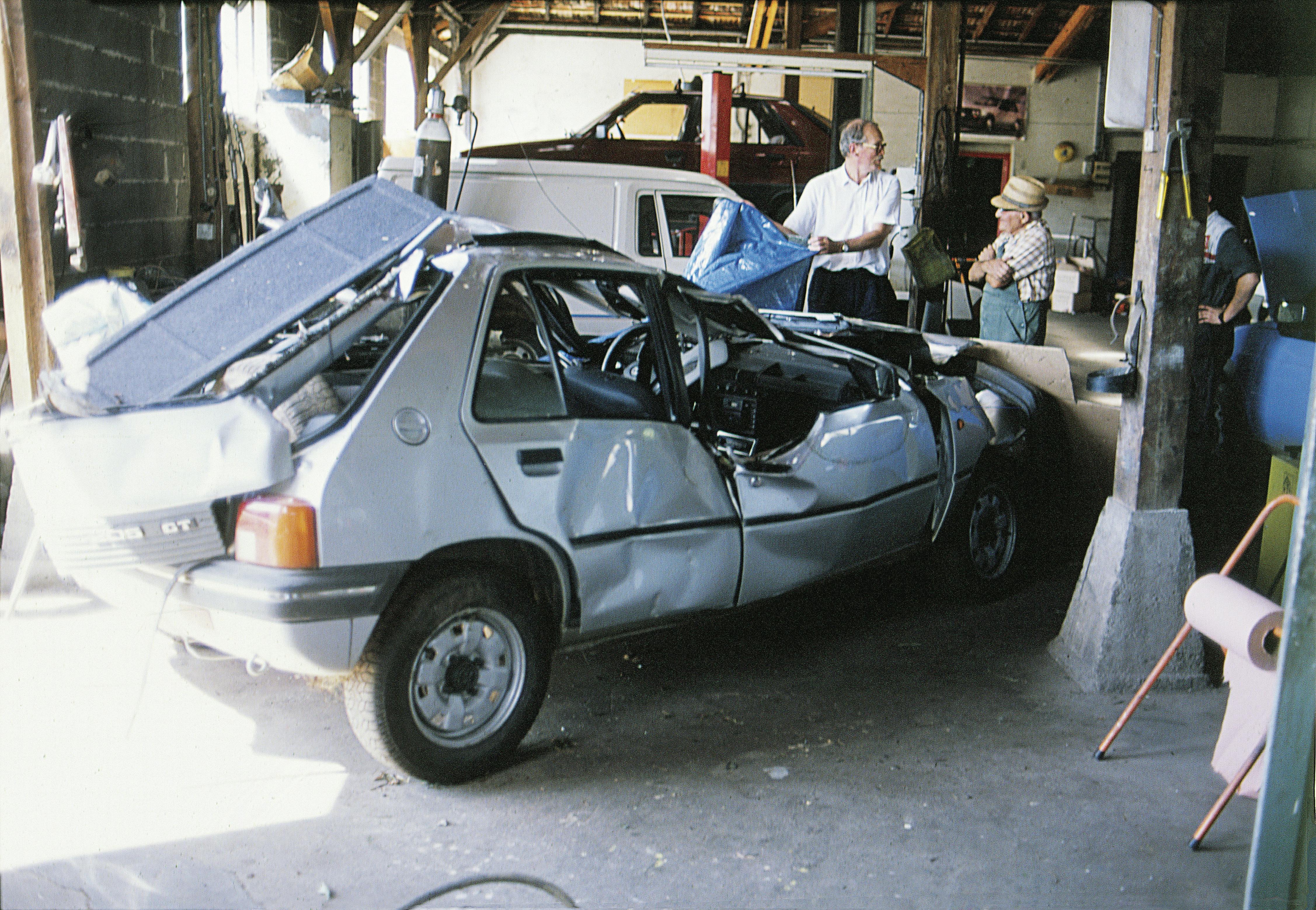 Der var ikke meget Peugeot 205 tilbage, efter en 19-årig prins Joachim med en 20-årig kronprins Frederik på passagersædet mistede kontrollen over bilen.
