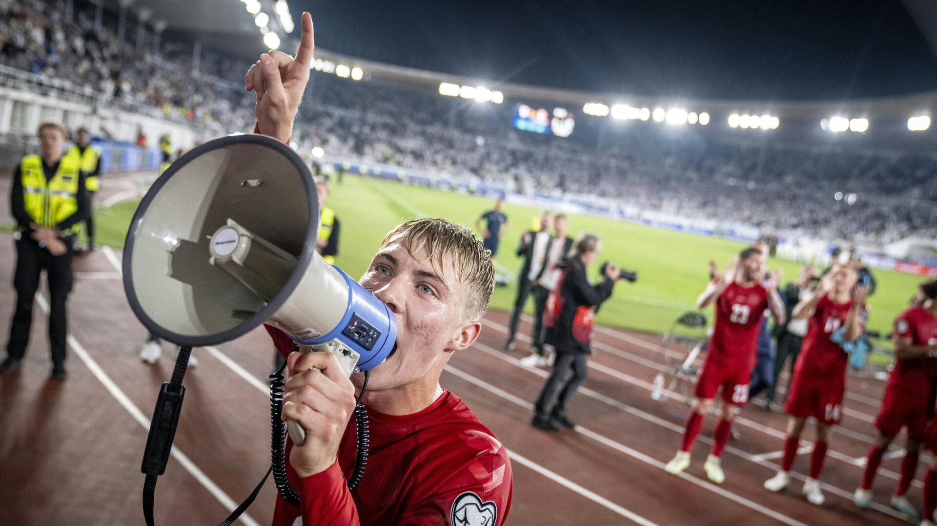 Rasmus Højlund taler til de danske fans efter EM-kvalifikationskampen mellem Finland og Danmark på Olympiastadion i Helsinki, søndag den 10. september 2023. (Foto: Mads Claus Rasmussen/Ritzau Scanpix)