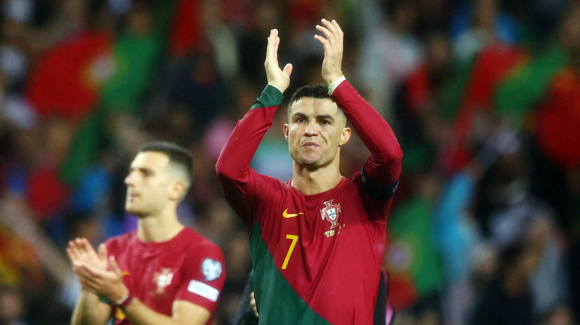 Advokater mener, at Cristiano Ronaldo skal retsforfølges for utroskab. Når sagen til domstolene, kan det koste ham 99 piskeslag.