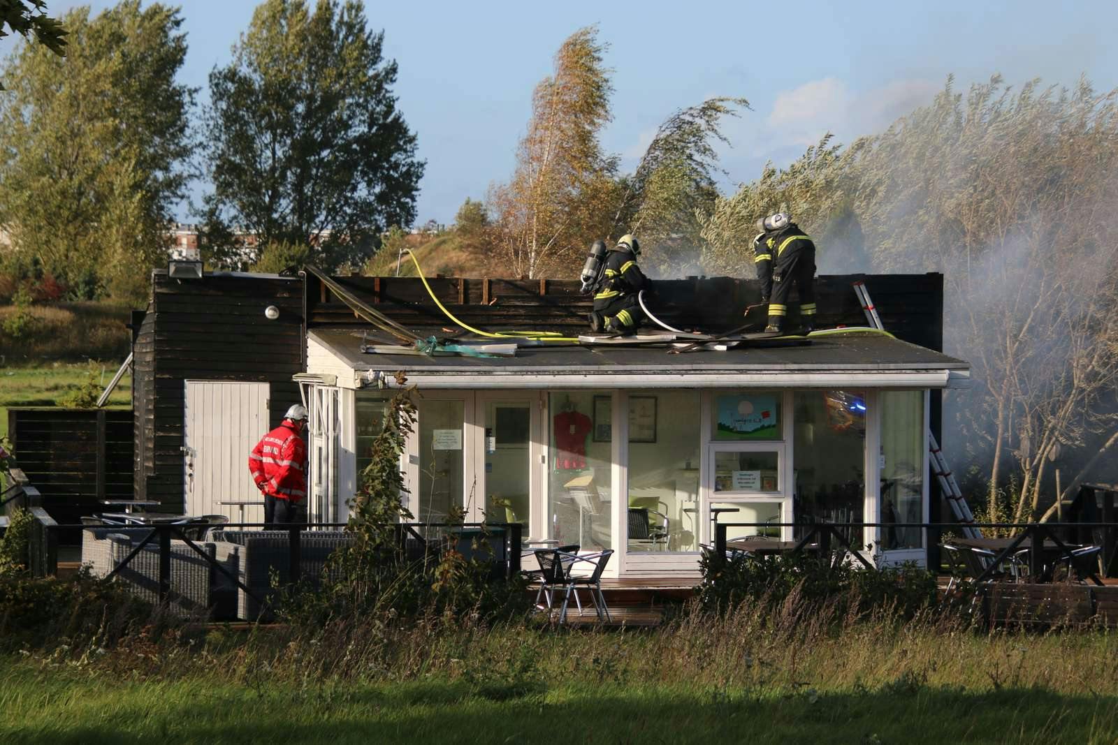 Linnebjerg Golfs klubhus stod lørdag i flammer.