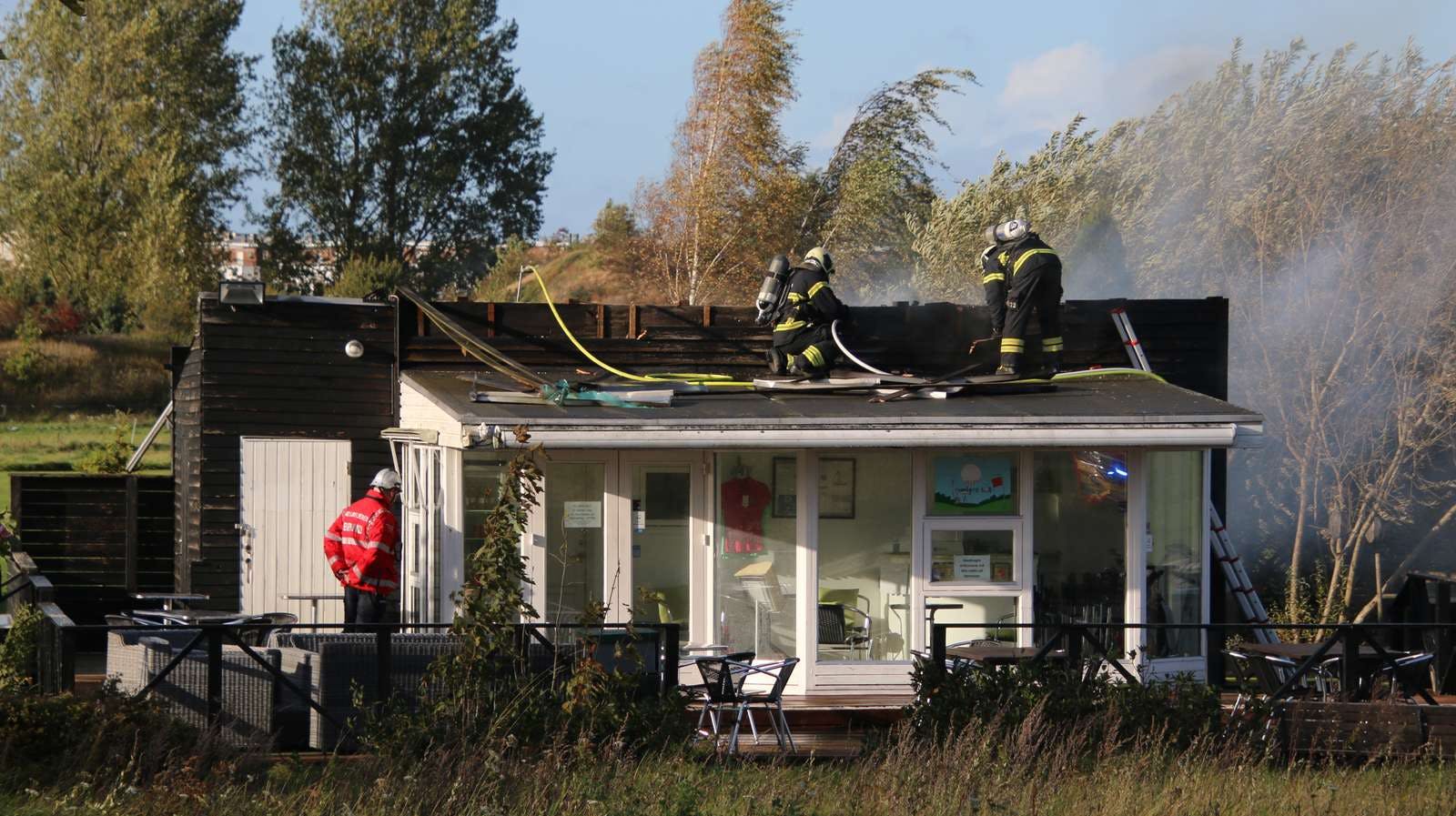 Linnebjerg Golfs klubhus stod lørdag i flammer.