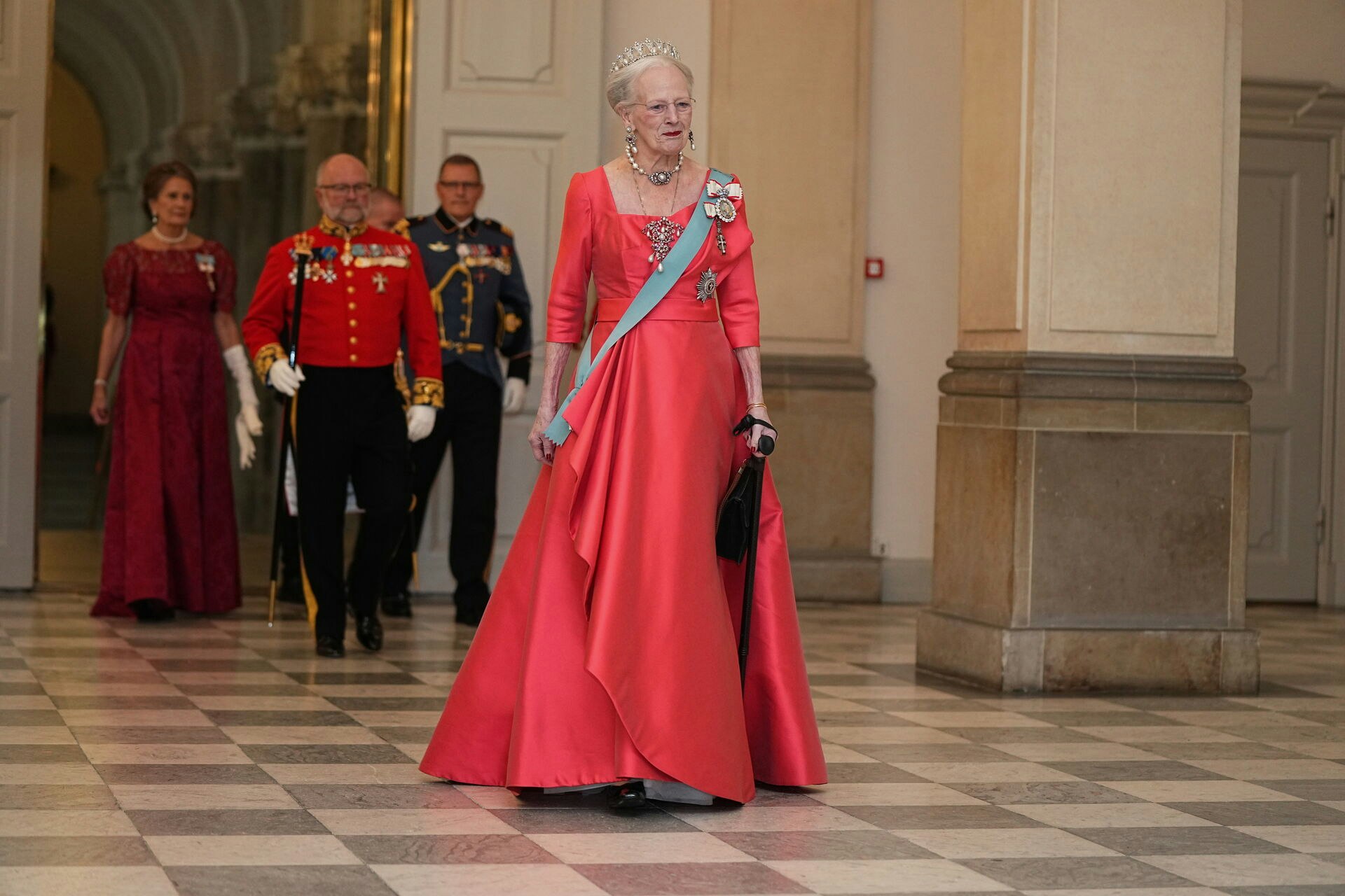 Dronningen strålede, da hun søndag aften ankom til barnebarnet prins Christians fødselsdagsfest.