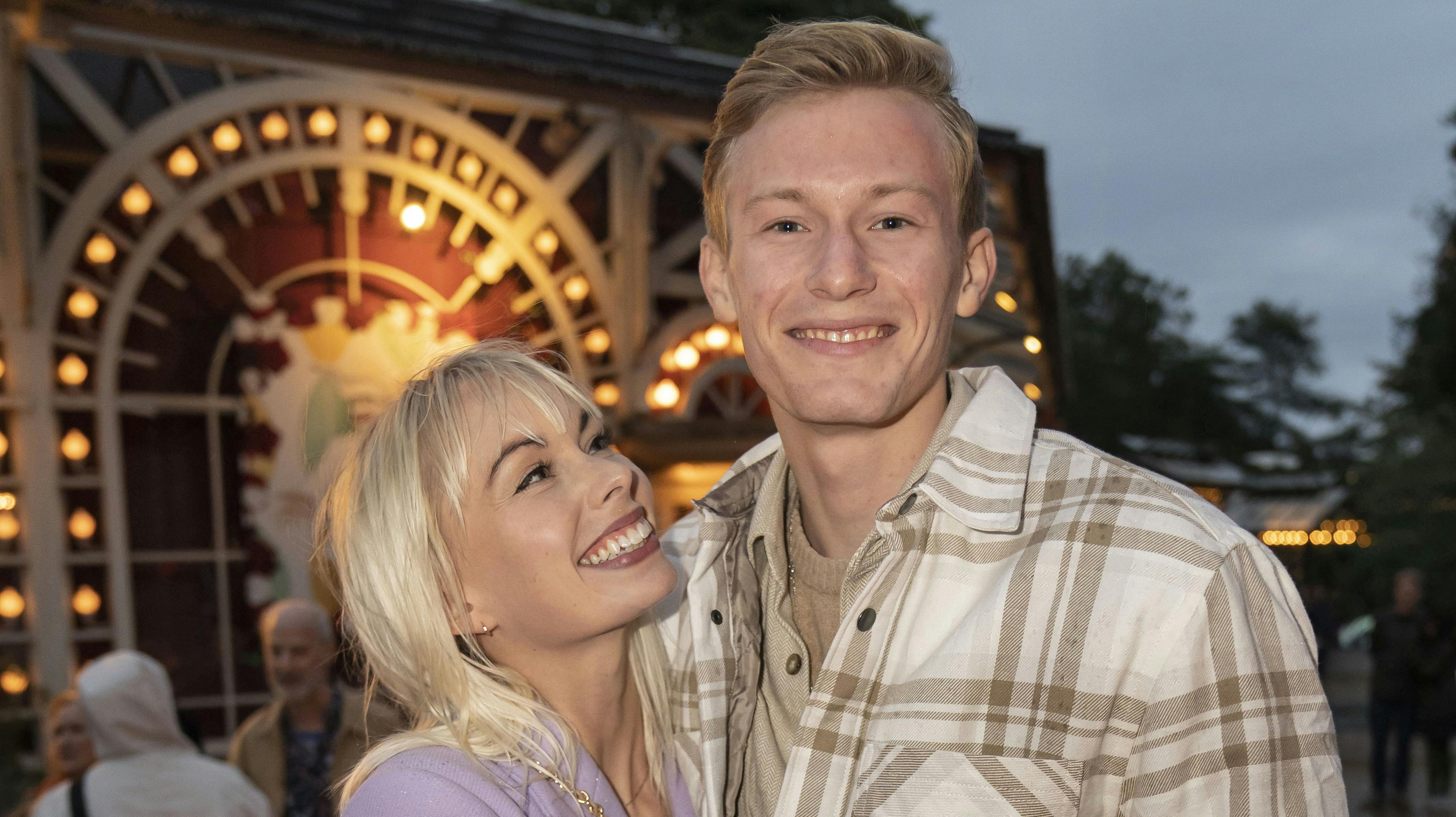 Det er Jenna Bagge og Albert Rosin Harson for altid selv om der er 13 år mellem parret. Det skriver danseren søndag på et Instagram-opslag. 