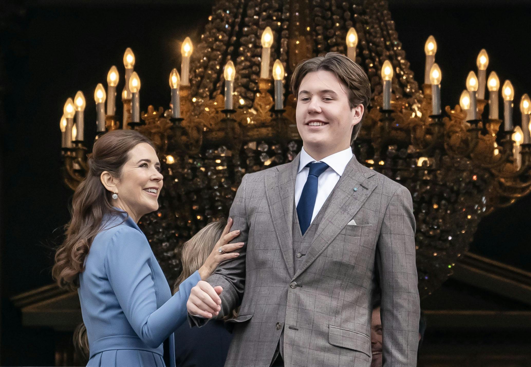 OPGAVE: Prins Christian 18 år. Han fejres på balkonen med kronprinsfamilien og dronning MargretheSTED: Amalienborg slotspladsJOURNALIST: Jan Körner, Marianne Singer og Ulrik UlriksenFOTOGRAF: Hanne JuulDATO: 20231015