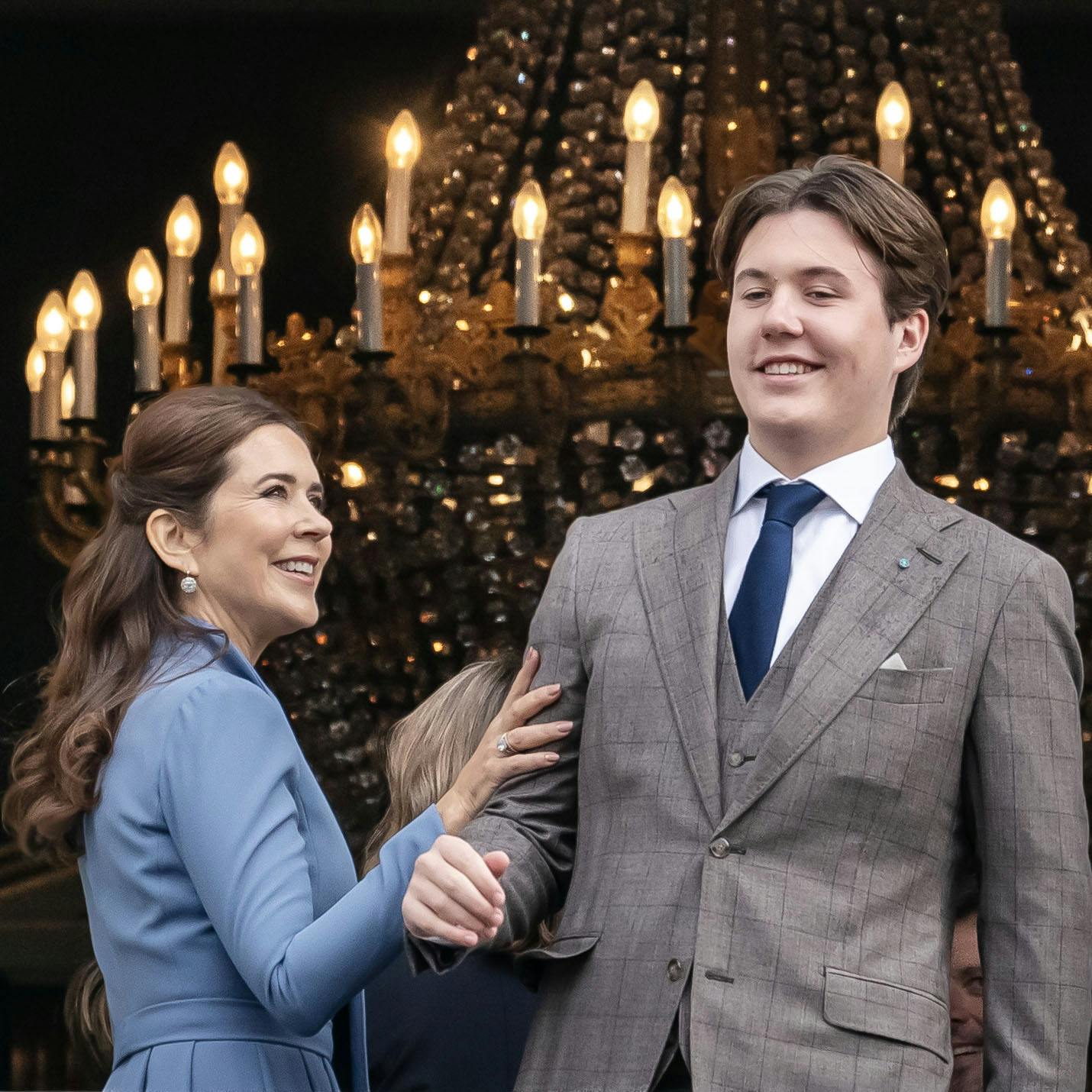 OPGAVE: Prins Christian 18 år. Han fejres på balkonen med kronprinsfamilien og dronning MargretheSTED: Amalienborg slotspladsJOURNALIST: Jan Körner, Marianne Singer og Ulrik UlriksenFOTOGRAF: Hanne JuulDATO: 20231015