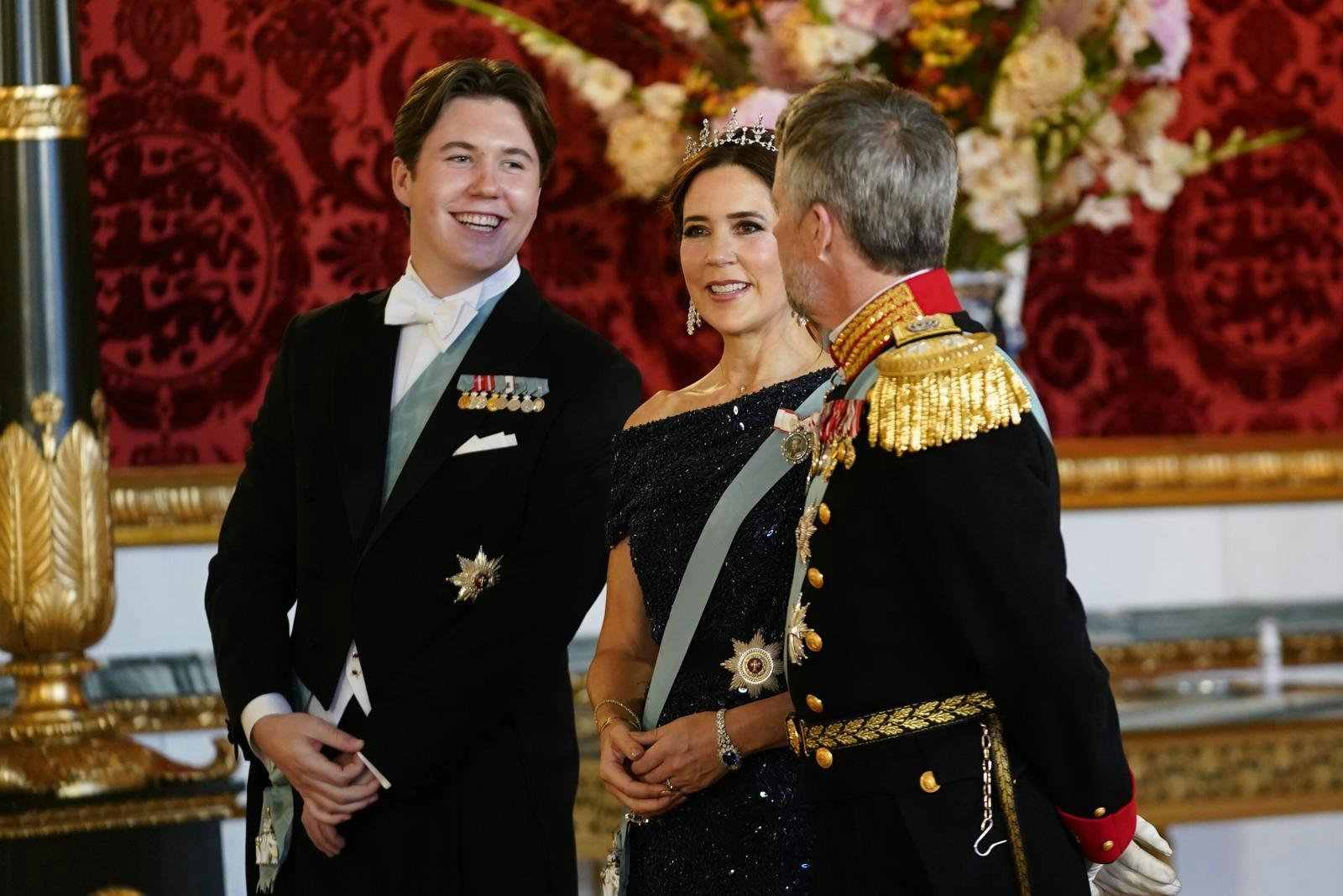 Prins Christian (tv.) med sin mor, kronprinsesse Mary, og far, kronprins Frederik, da der skulle tages imod de mange indbudte gæster.