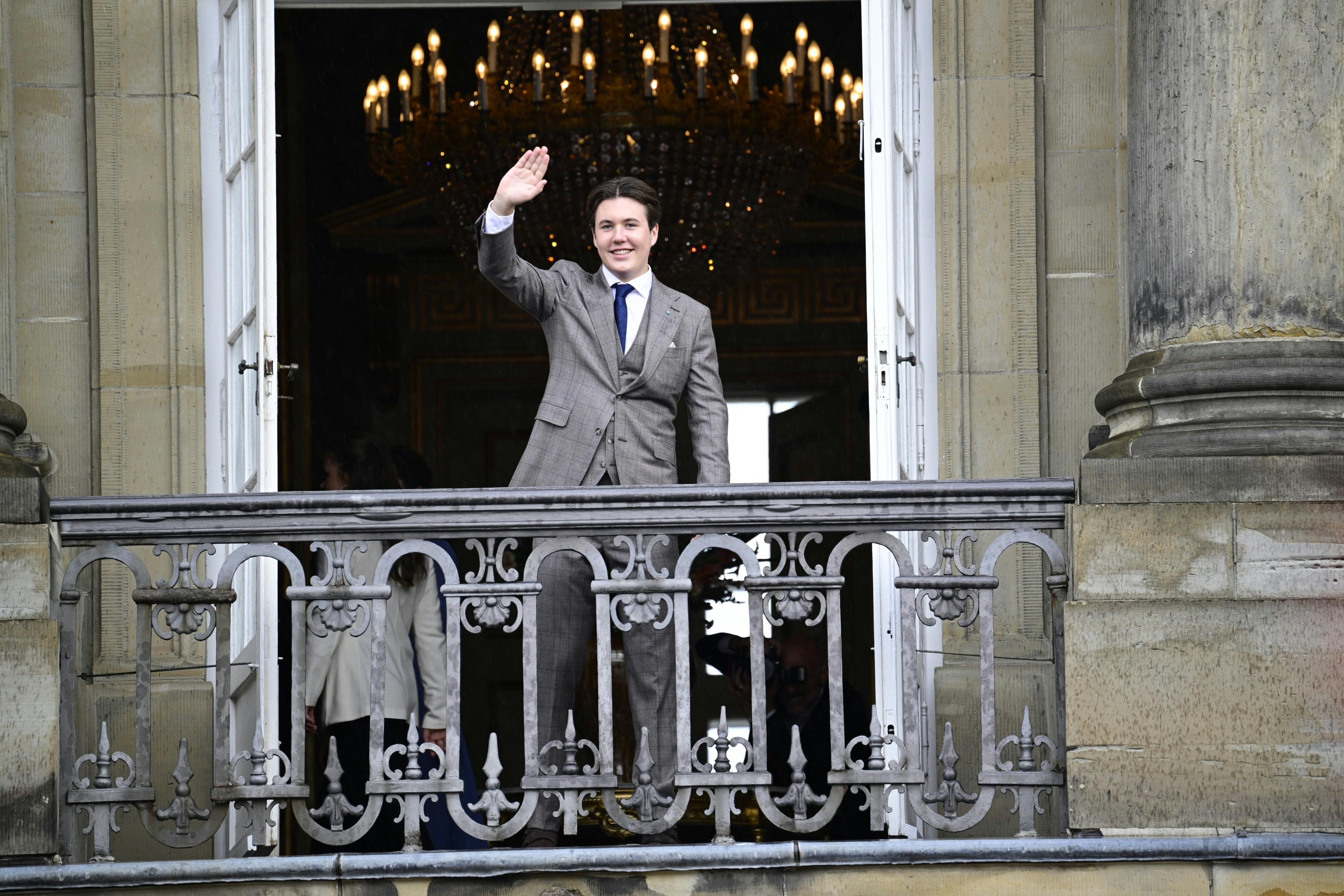 Prins Christian lader sig hylde på balkonen.