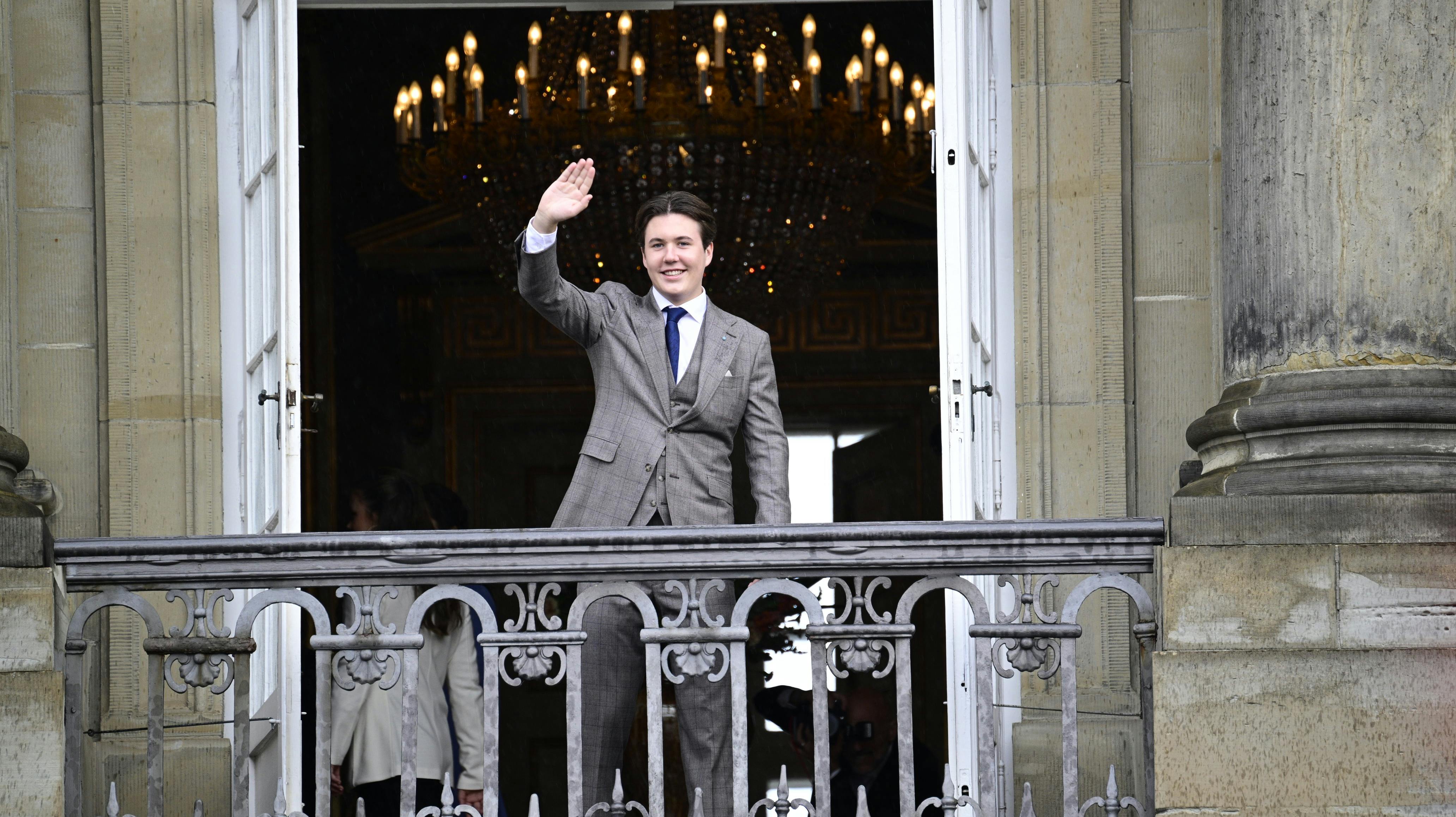 Prins Christian lader sig hylde på balkonen.