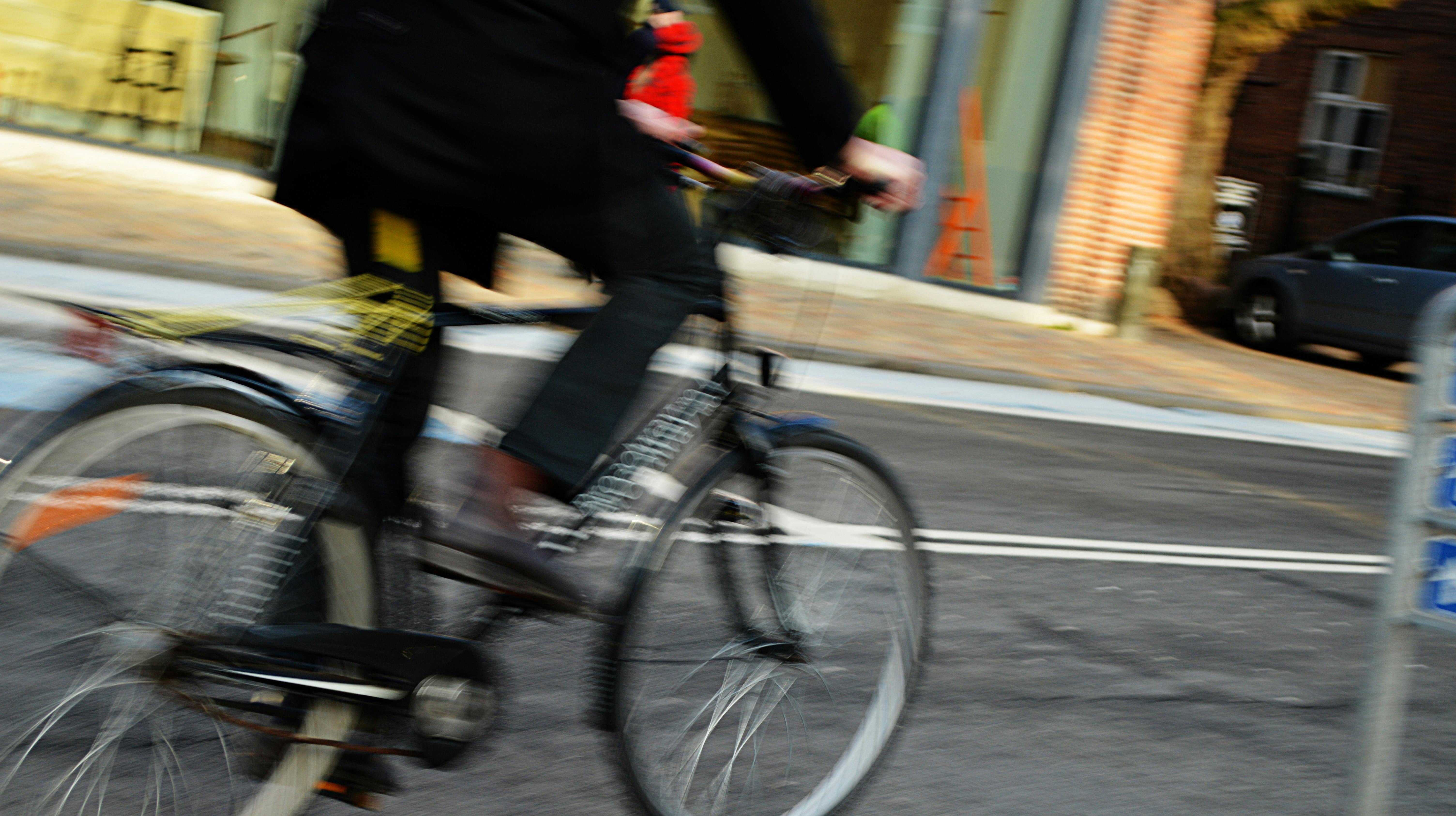 En 38-årig mand væltede, da han forsøgte at køre fra vejen og op på cykelstien.