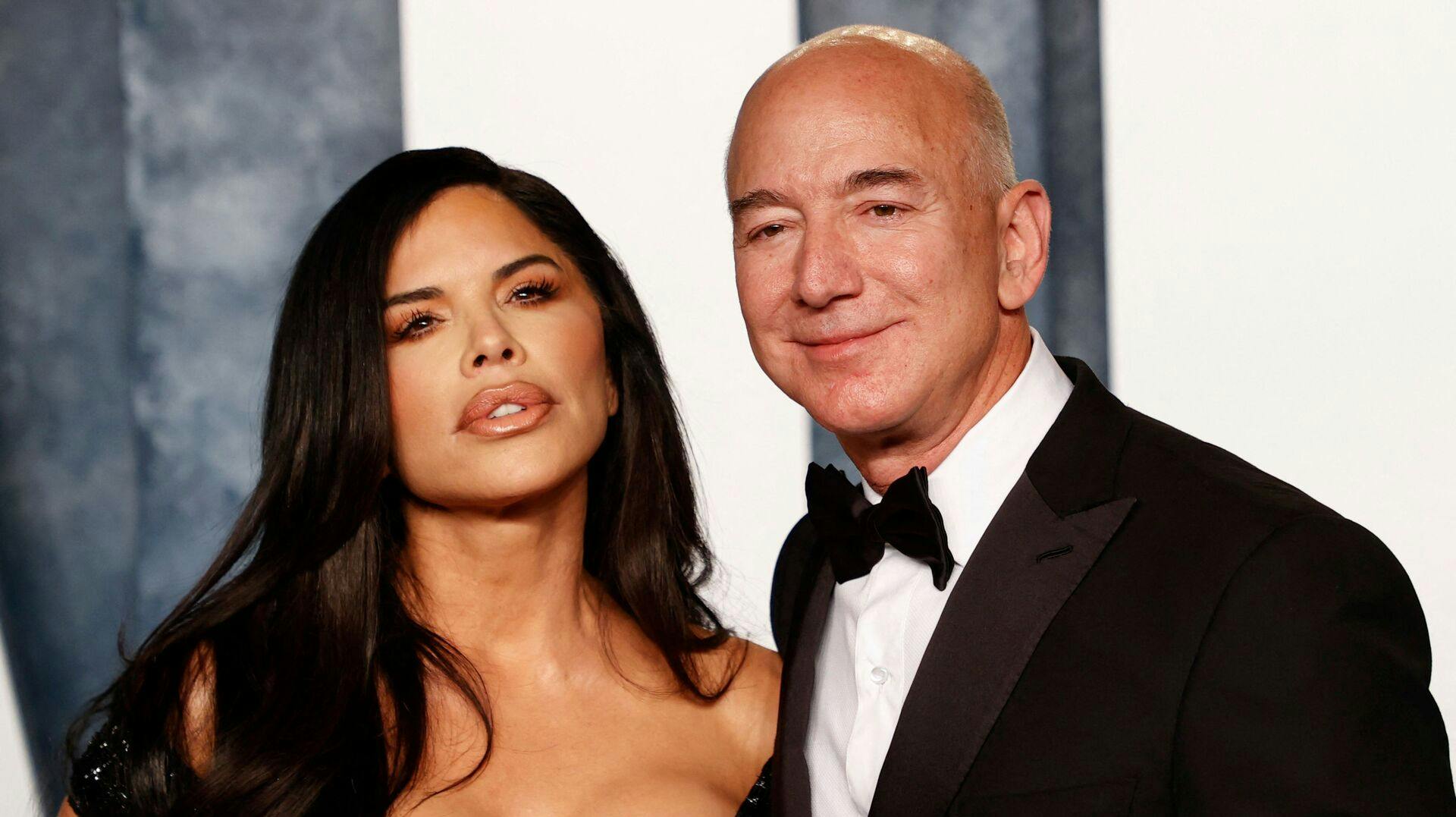 Amazon Founder and Executive Chair Jeff Bezos and Lauren Sanchez attend the Vanity Fair 95th Oscars Party at the The Wallis Annenberg Center for the Performing Arts in Beverly Hills, California on March 12, 2023. (Photo by Michael TRAN / AFP)