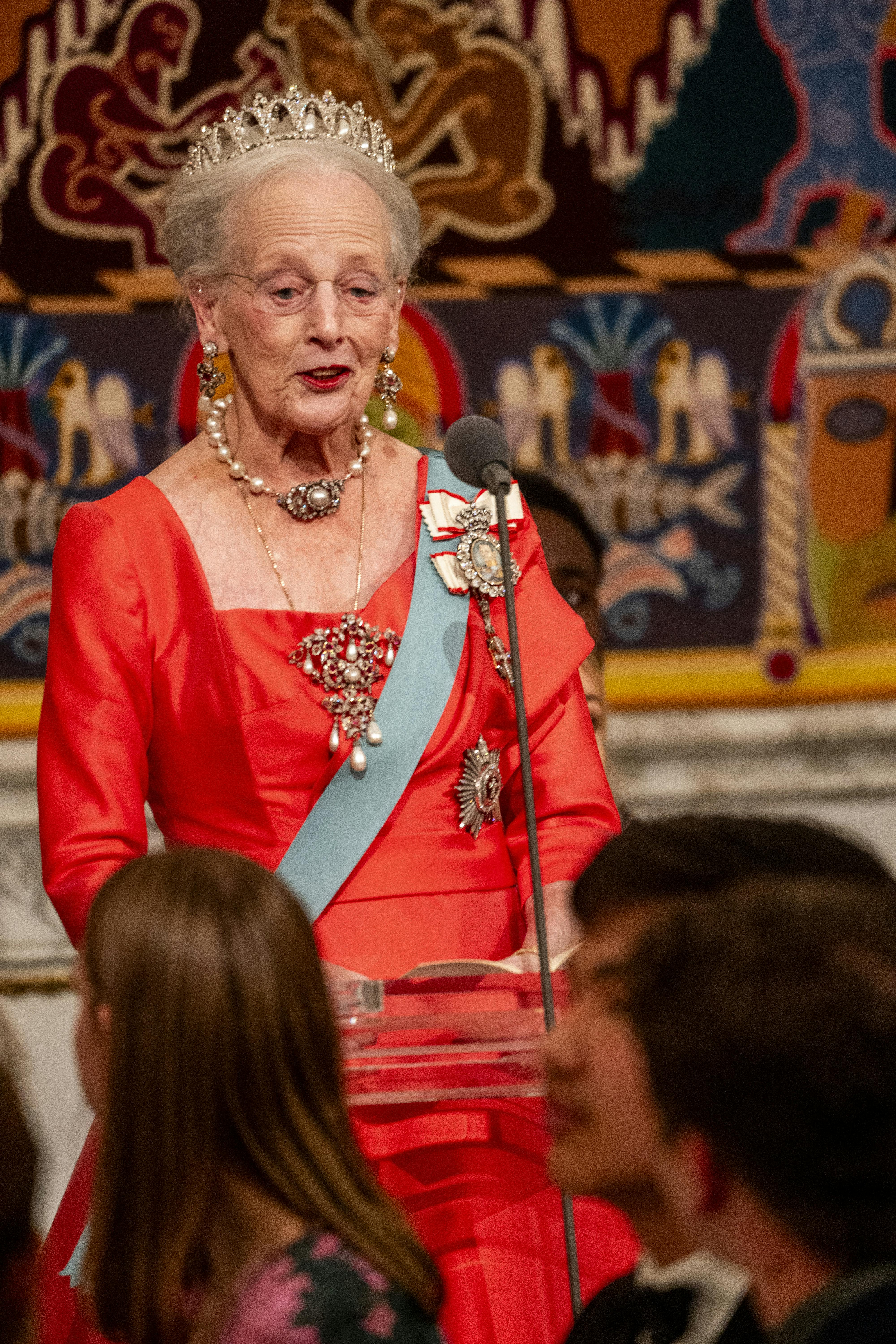 Dronning Margrethe hev noget overraskende en høj dansk rapper op ad hatten sidst på aften.