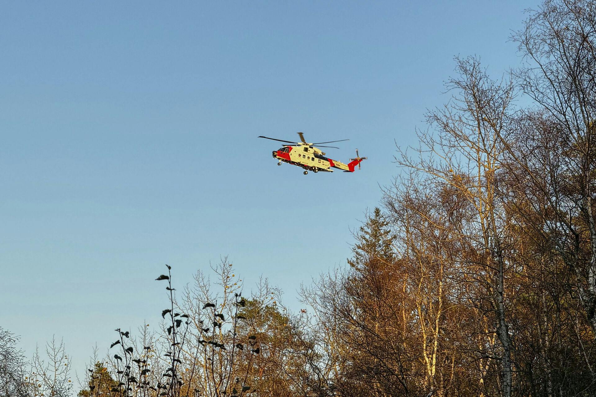 En helikopter er sendt i vejret for at lede efter den syvårige dreng.