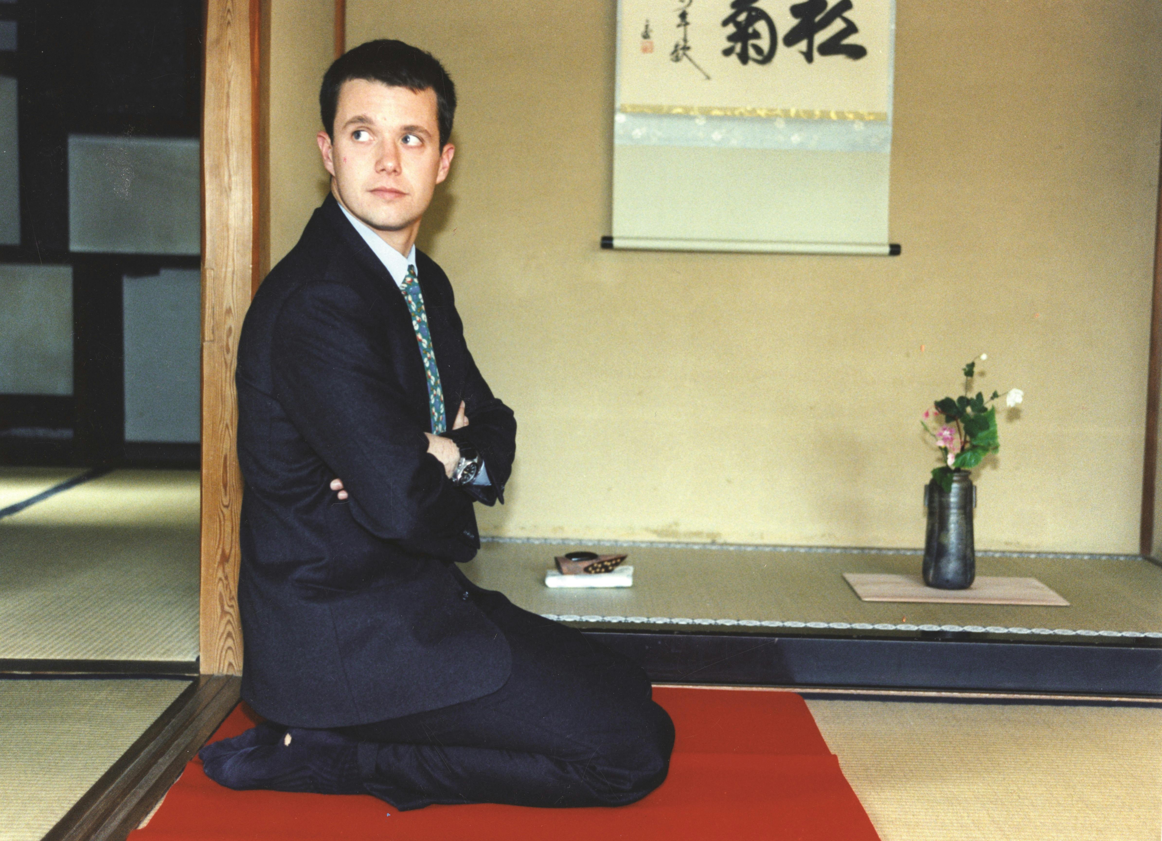 Kronprins Frederik med huller i strømperne under te ceremoni i Japan, 1997 - Foto: Ulla Aue