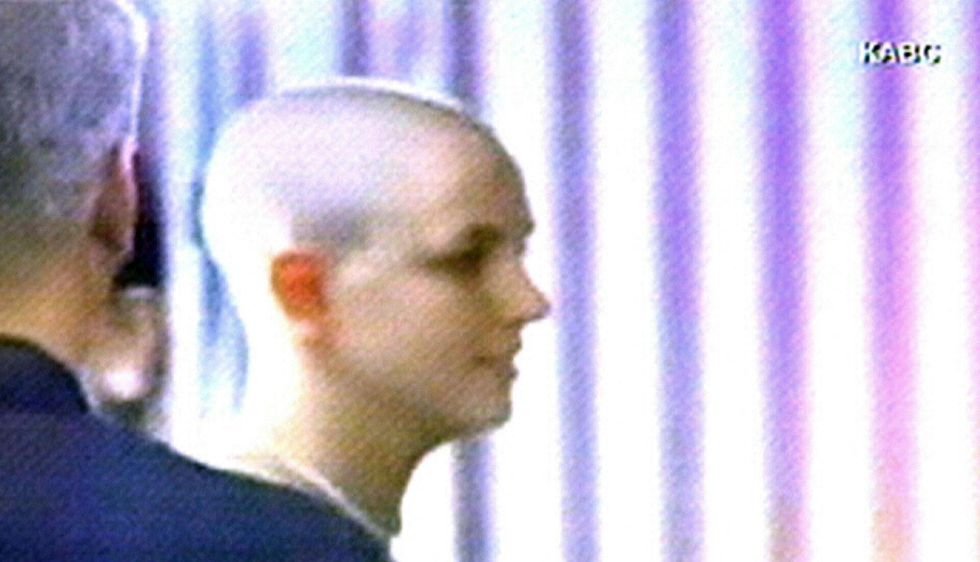 This image taken from a KABC Television, Los angeles, broadcast shows singer Britney Spears (C) after attending a beauty salon in Los Angeles, where she reportedly cut off all her hair. Media reports say the star had the hair salon opened just after it closed and shaved her own head. MANDATORY CREDIT - COURTESY OF KABC TELEVISION =GETTY OUT= KABC TELEVISION / AFP