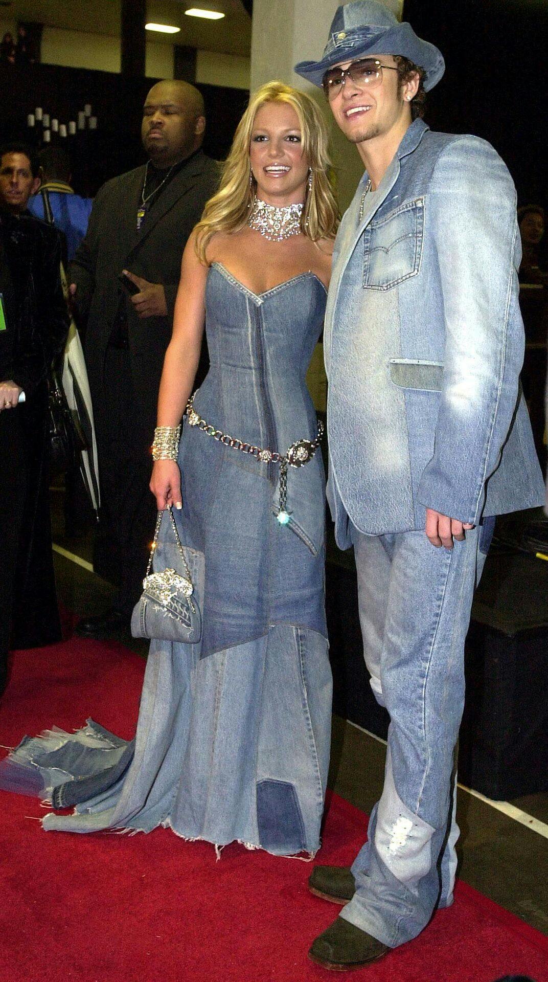 Pop star Britney Spears (l) and her boyfriend, singer Justin Timberlake of the group NSYNC arrive backstage at the 28th Annual American Music Awards 08 January 2001 in Los Angeles. Spears is co-hosting the award show this year along with rapper/actor LL Cool J. AFP Photo Lucy NICHOLSON