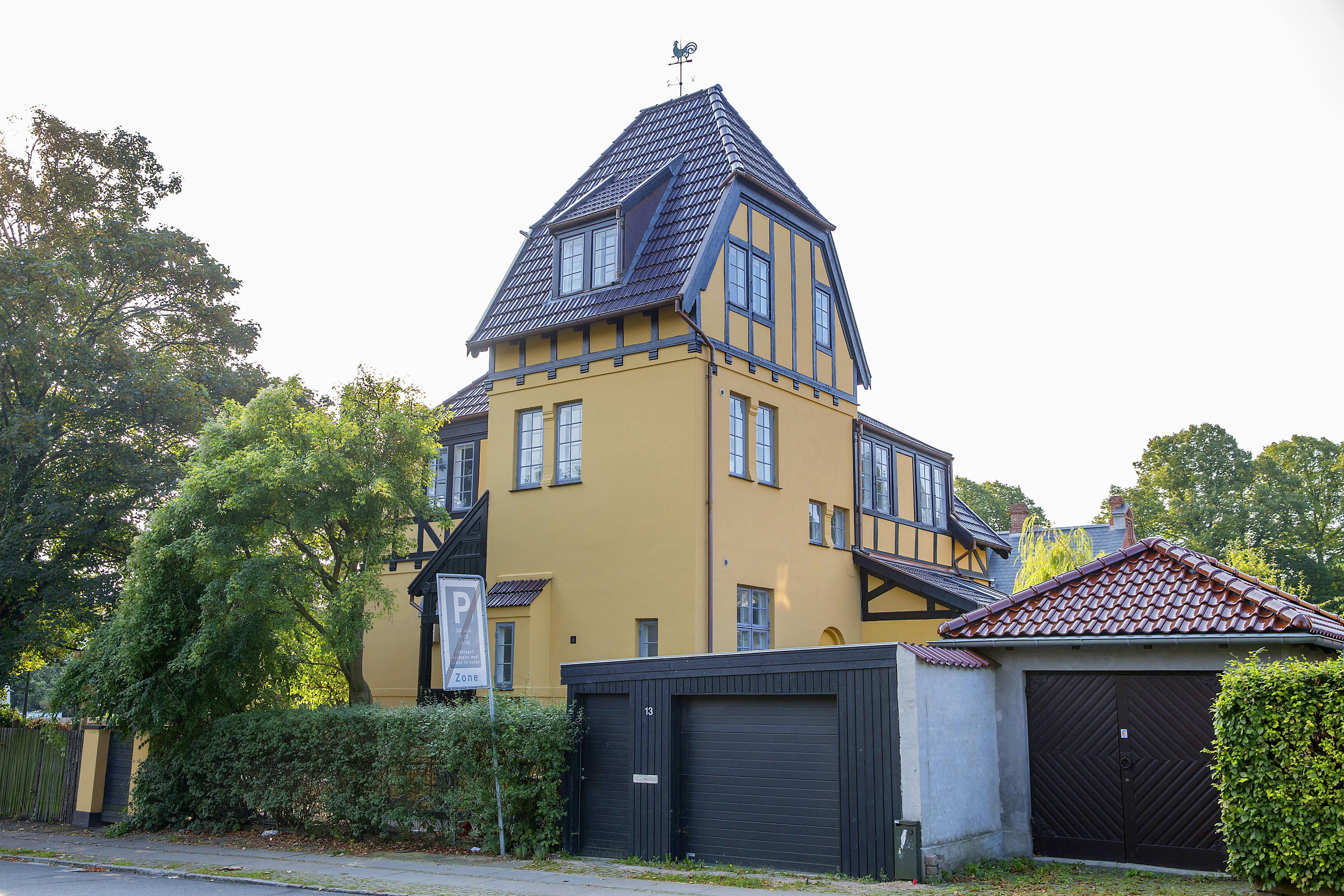 Søren Fauli har det svært med rige mennesker, men han har alligevel valgt at bosætte sig i Hellerup – i en villa, som han i 2016 betalte filminstruktøren Anders Thomas Jensen 10,8 mio. kr. for.