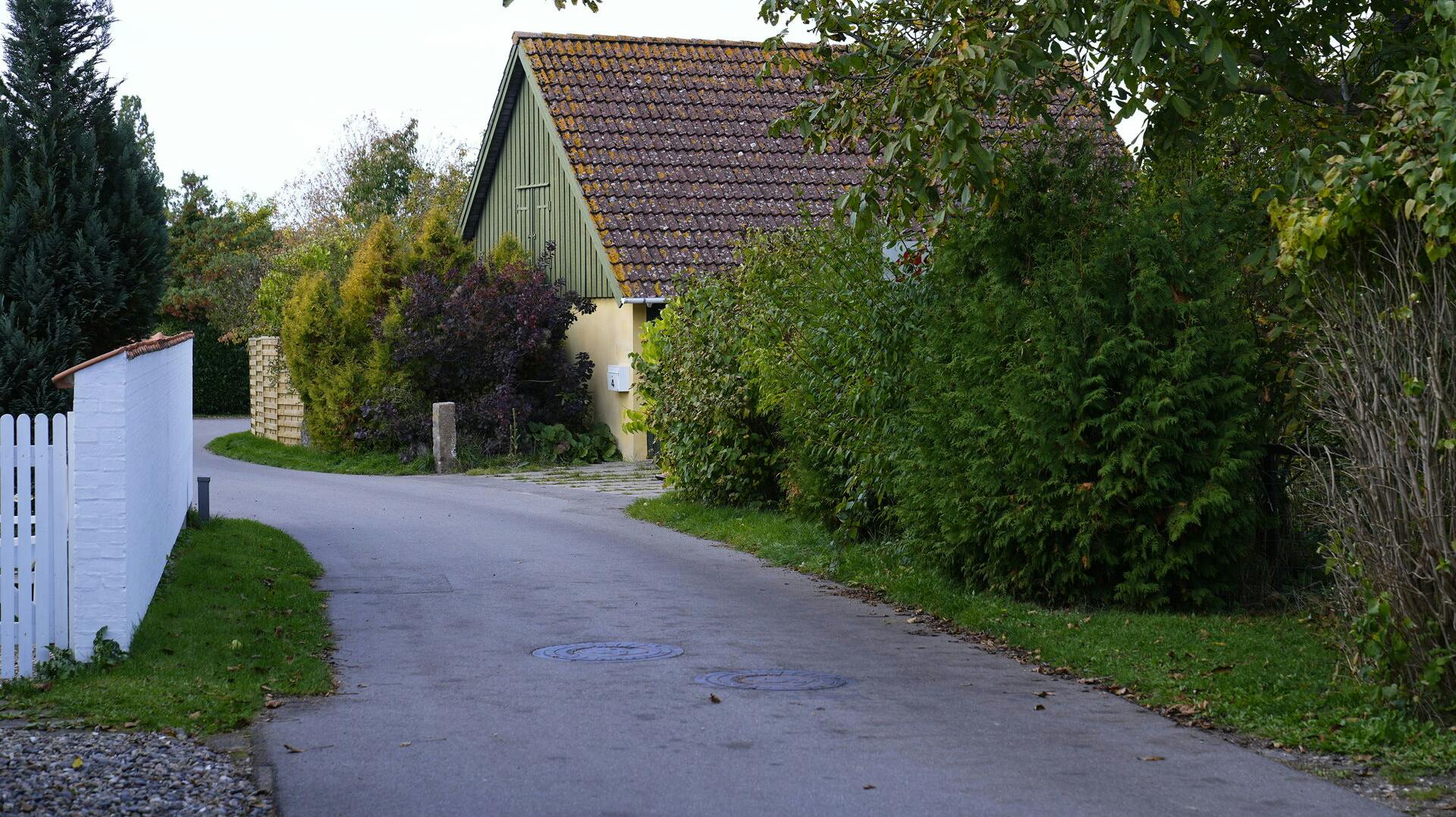 Idyllen er ikke til at tage fejl af - sådan var det bare ikke på Svanevej i Præst oktober sidste år, hvor en 49-årig mand dræbte sin kone og lille datter.