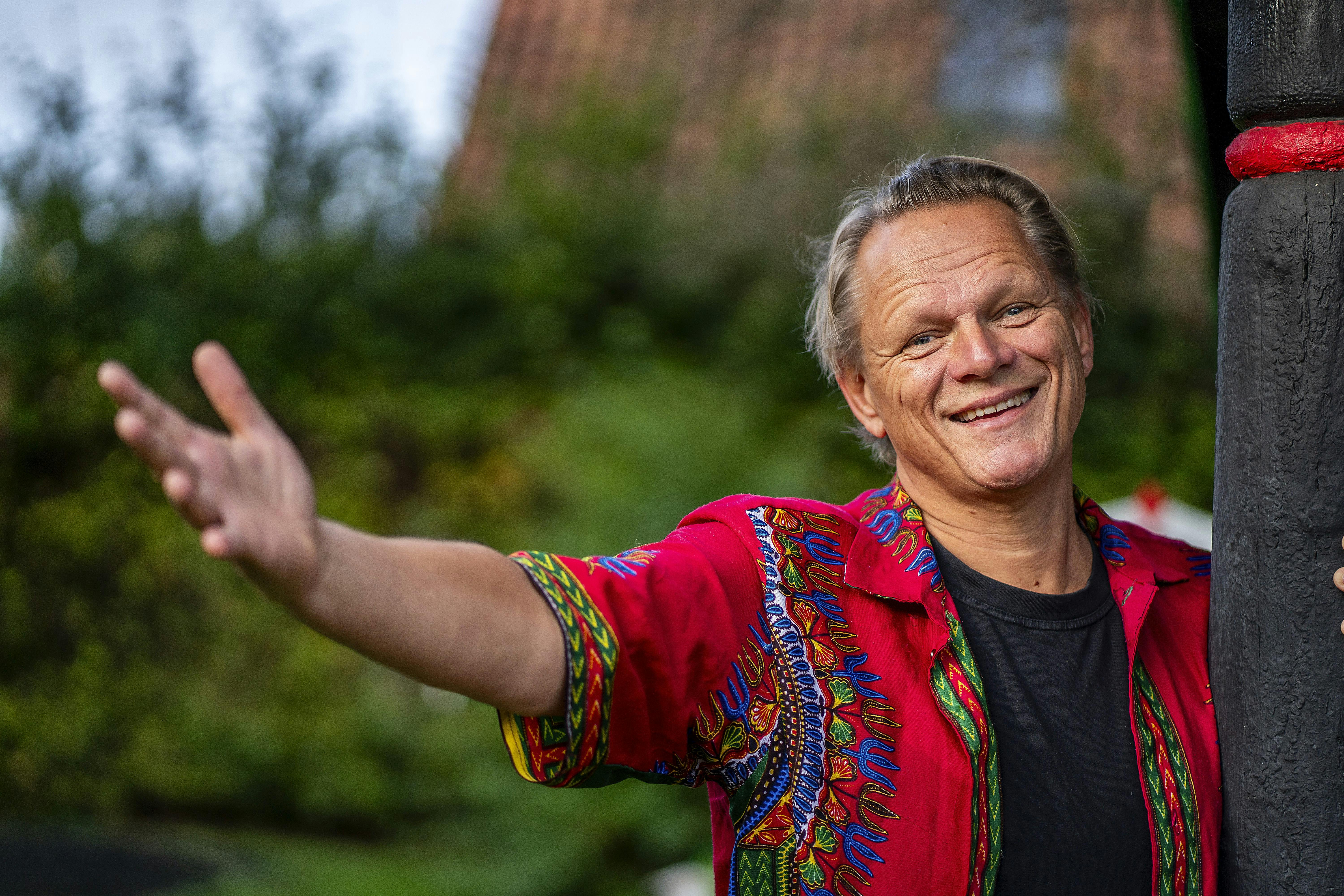 Når Sigurd ser tilbage på årene, der er gået, er det mødet med publikum, som betyder mest: – Jeg mig så heldig, at folk stadig gider at høre på mig. Det gør mig taknemmelig og rørt at tænke på den kærlighed, jeg møder, siger Sigurd, der her er til sit nyeste påfund en 25-års jubilæums biografkoncert for børn.