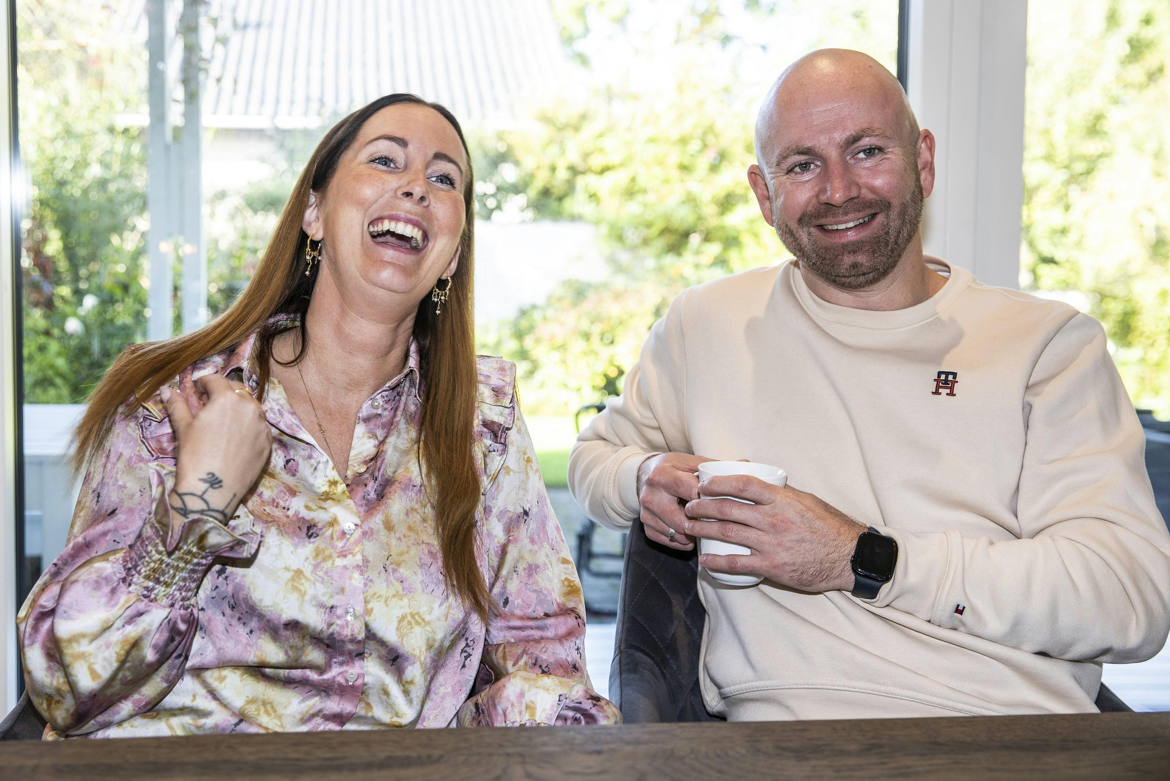 I juli fyldte Michael 40, og det blev fejret med en fest for 22 gæster hjemme hos Jeanette: – Vi inviterede alle dem, der var med til brylluppet, fortæller Michael. Også mine venner og familie, tilføjer Jeanette og siger, at hun ikke huske, hvad de fik at spise, men de fik i hvert fald rigeligt at drikke.