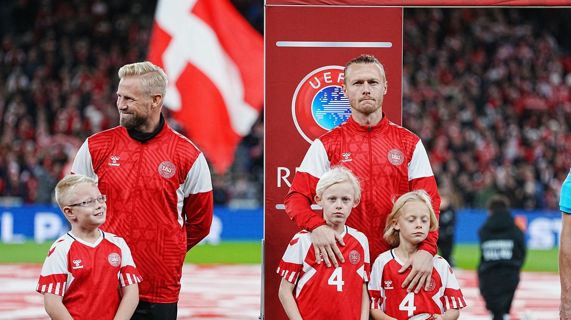 Simon Kjær med sine sønner i Parken inden kampen mod Kazakhstan.